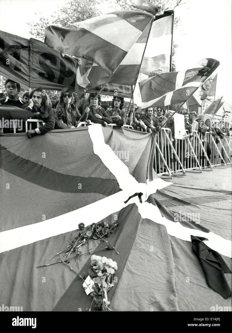 Apr. 05, 2012 - Una bandiera basca drappeggiati in nero è stato drappeggiato al di fuori dell'Ambasciata spagnola durante la dimostrazione. Foto Stock