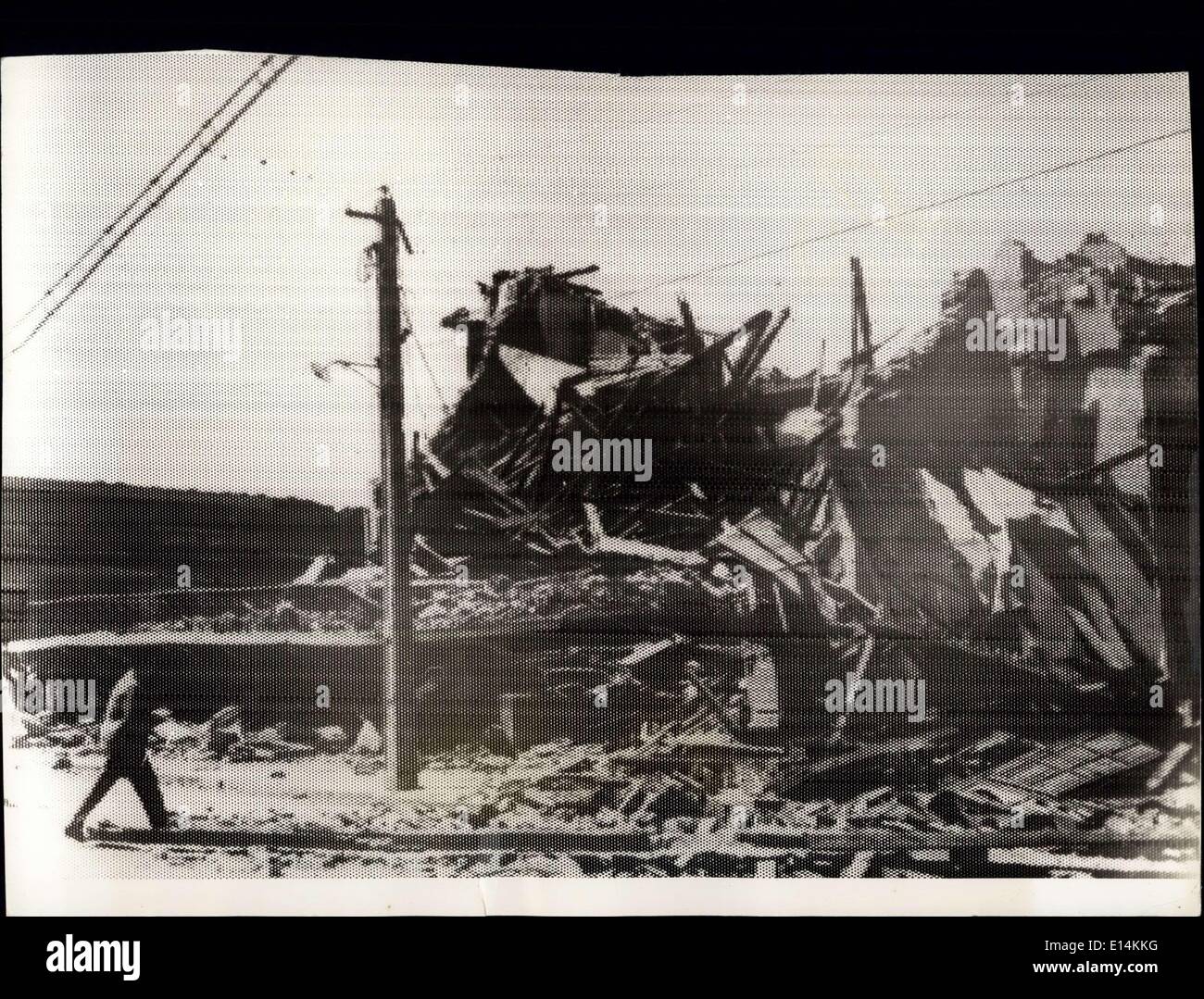 Apr. 05, 2012 - Teatro in cui mille morti nel terremoto: Chillan, chila. C'erano 1000 persone nel teatro comunale in chillan, godendo di un film americano quando il disastroso terremoto ha colpito. Tutti sono stati sepolti nelle macerie quando l'edificio è caduto. Quando questa fotografia delle rovine è stato effettuato solo pochi organismi erano stati recuperati e molti di più sono stati sepolti sotto le pareti pesanti. Si è stimato che 10.000 morti in chillan da solo come un risultato del temblor eccezionale che ha colpito questo Paese sud americano sulle pendici occidentali del nobile Ande. Foto Stock