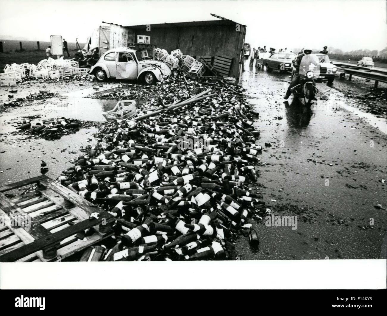 Apr. 05, 2012 - dopo la festa: qualcosa che si potrebbe chiamare un ''collidere-party" recentemente ha avuto luogo sul autobahm vicino ad Amburgo/Occidentale-Germania. Un camion che trasportano circa 80.000 entra in collisione con un automobile e collassata. Tutte le bottiglie sono state distribuite su strada durante la quale la maggior parte di loro si è rotto, fortunatamente erano vuoti. Foto Stock