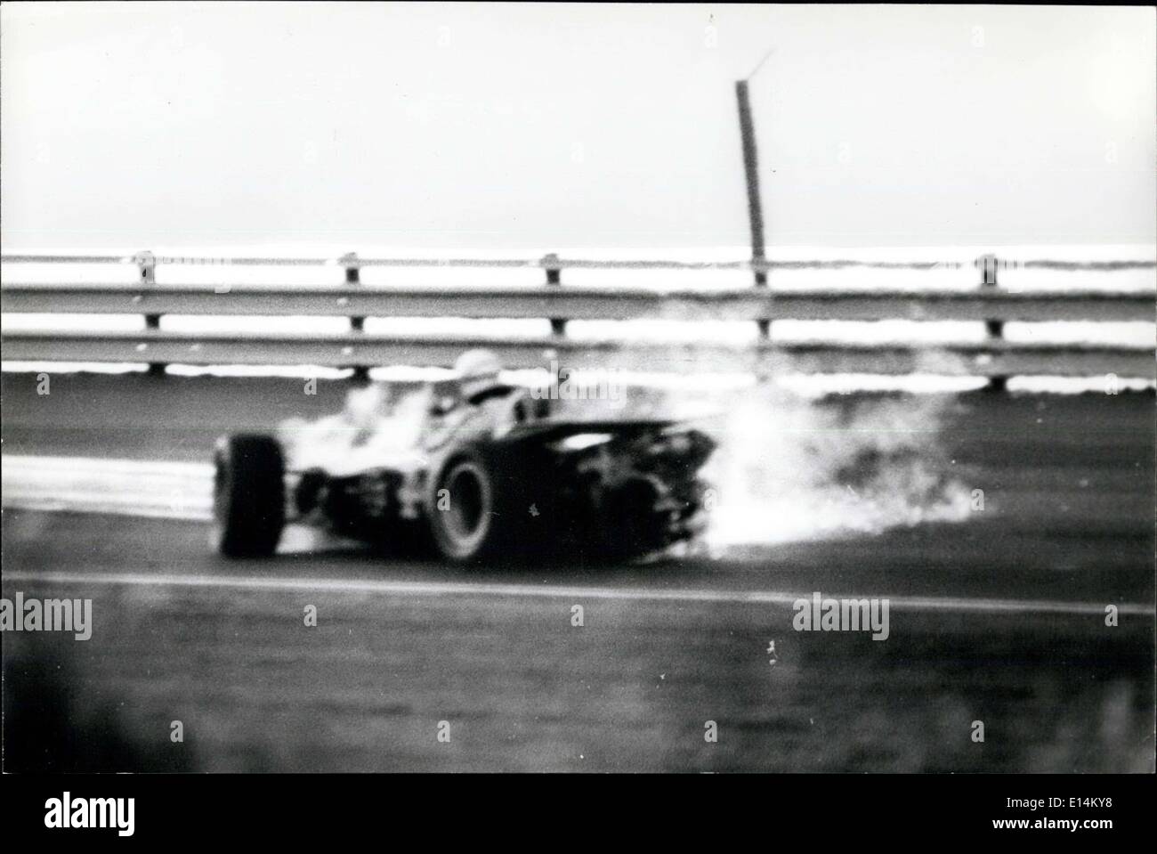Apr. 05, 2012 - American car racer Bantley Warrens abbandonando il suo ardente auto a Rafaela, Argentina gara. Foto Stock