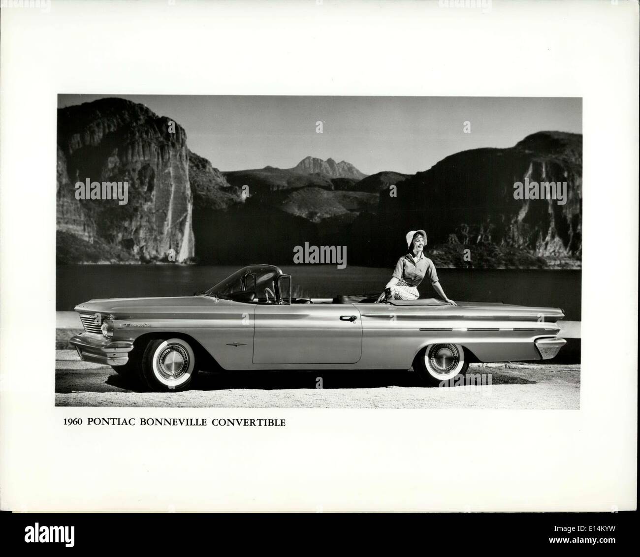 Apr. 05, 2012 - la raffinatezza classica è sceneggiate da Pontiac le novità 1960 Bonneville convertibile. Lato scolpito styling presente una sottile aspetto ala estendentesi lungo entrambi i parafanghi in aree di sportello. Adattate la linea retta di modanature migliorare l'auto della bassa, spazzamento design. Una cresta sul parafango anteriore e strette e porte orizzontale sulla parte posteriore, distinguere questa serie che include anche due porte sport coupe e quattro porte hardtop Vista e Safari station wagon modelli Foto Stock