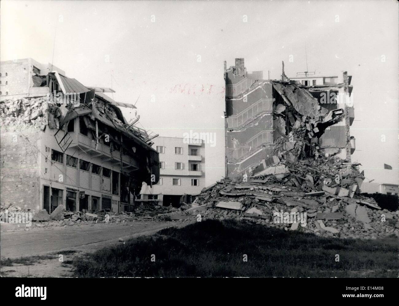 Apr. 05, 2012 - Agadir terremoto: due case distrutto dal terremoto. Sullo sfondo di una casa che da un miracolo subito n. Foto Stock