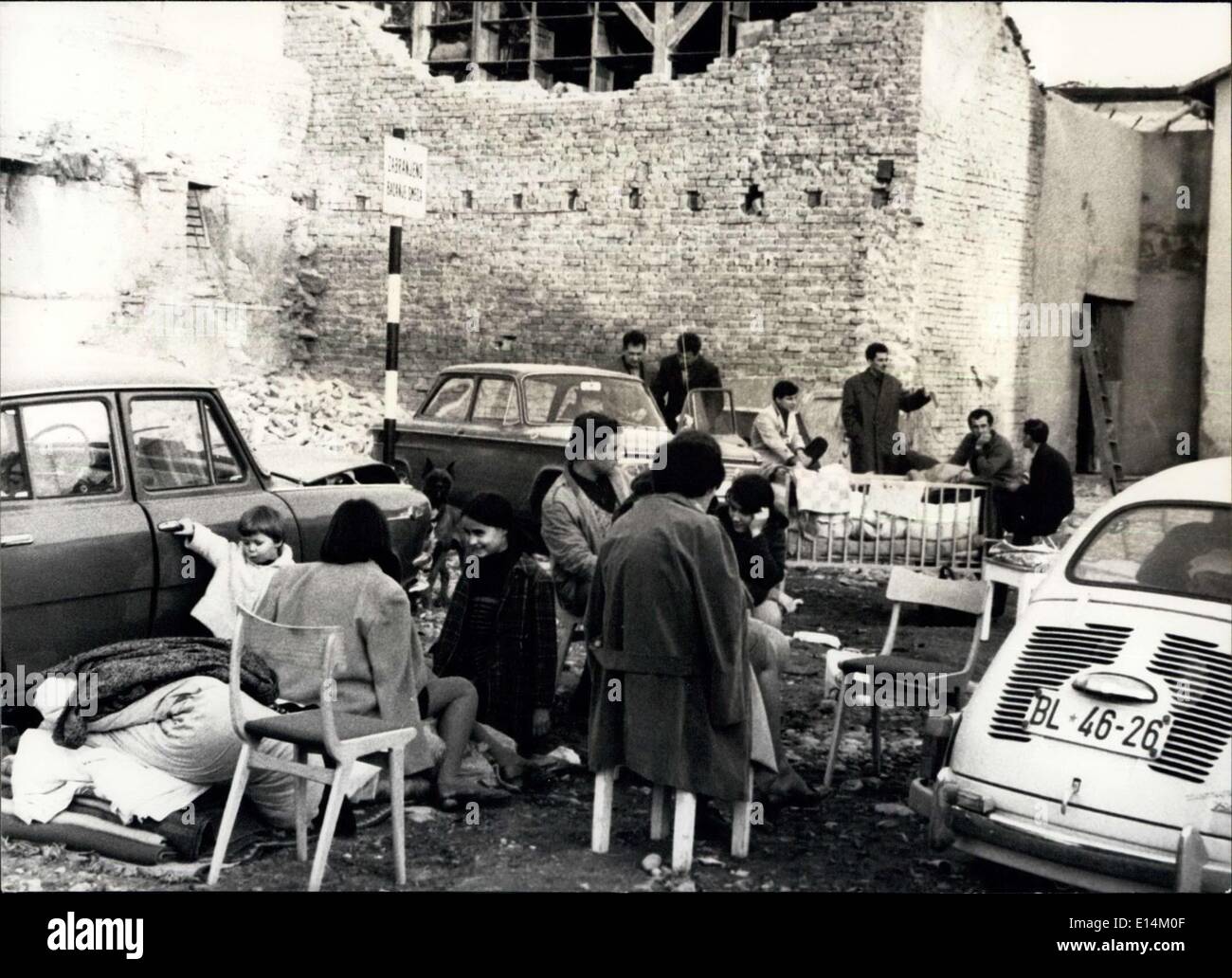 Apr. 05, 2012 - Catastrophal terremoto a Banja Luka (Bosnia, la Iugoslavia). Immagine: scoperchiata di Banja Luka, di fronte i loro caduti hauses, in attesa di liquidazione provvisoria. Banja Luka 27.10.69 Foto Stock