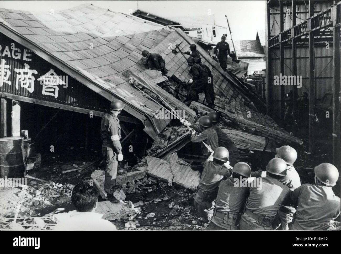 Apr. 05, 2012 - Giapponese Self Defence Force uomini haul una parete ripiegata forma il tetto di un garage al terremoto ha devastato Misawa combatté, nella prefettura di Aomori dove essi sono cooperanti nel lavoro di riabilitazione. Foto Stock