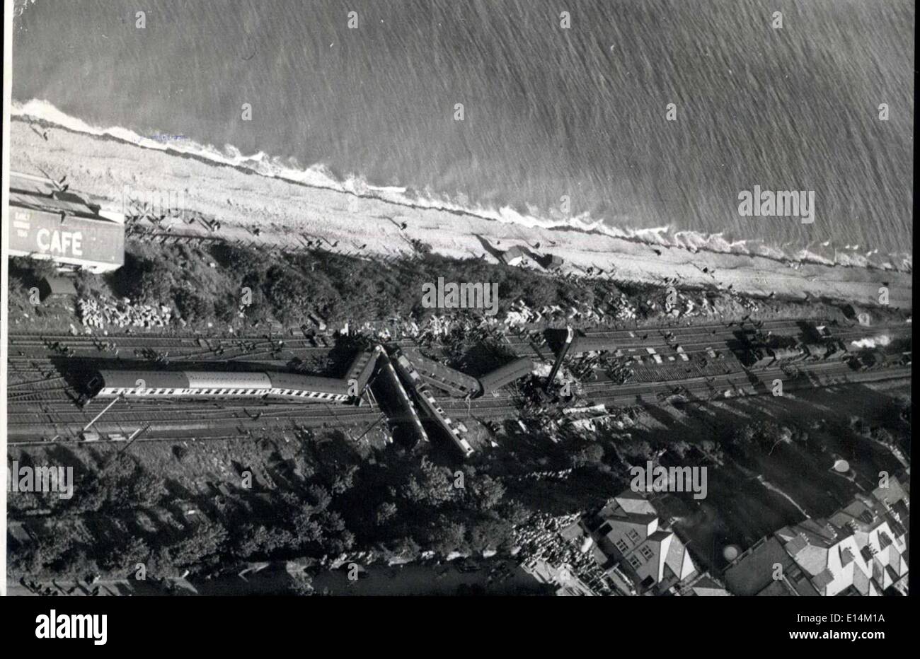 Apr. 05, 2012 - Sei morti in Irish night Mail crash. 28.8.50. Sei persone sono state uccise durante la notte Mail express che porta i turisti di ritorno da Eire, si è schiantato in un motore fisso a Penmaenmawr sulla costa del Galles del Nord durante il fine settimana. Le prime sei vetture sono state sviate e scagliati dal binario. Tre ribaltata e più di 30 feriti. La foto mostra: un'immagine dall'aria che mostra la scena del disastro lungo la costa di ferrovie. Foto Stock