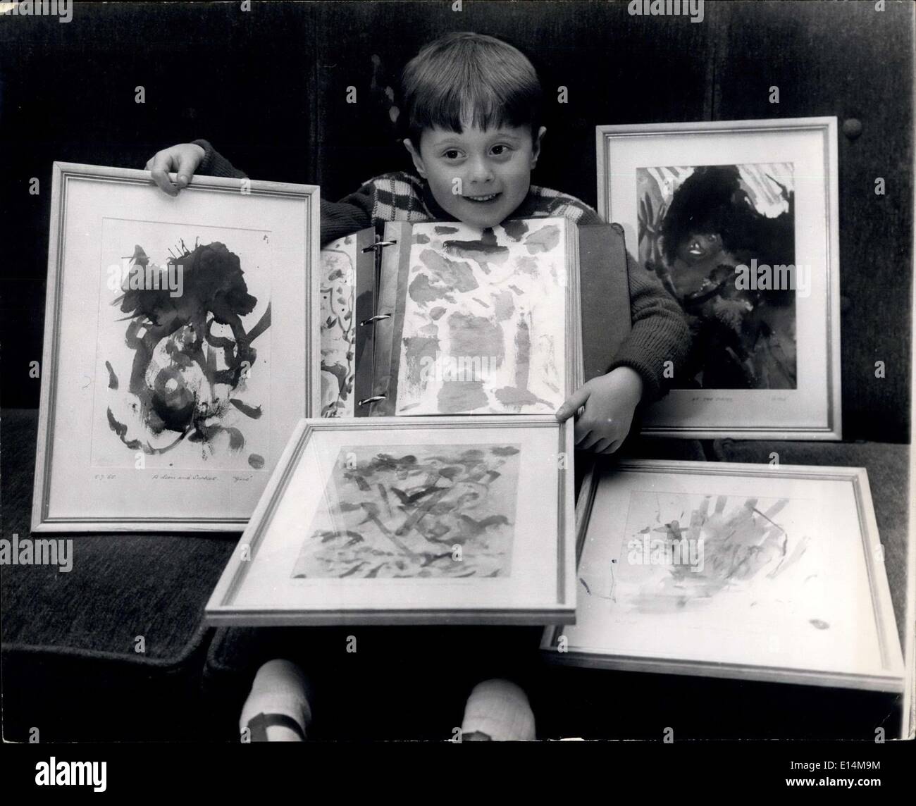 Apr. 05, 2012 - 5 anno di età presenta presso la Royal Academy; una visita allo zoo scatenata Lewis Lione ha ispirato la pittura chiamato ''alberi e scimmie'', che è stato accettato dalla Royal Academy. Il geniale giovane pittore è giovane da qualunque standard anche per i giovani contemporanei egli è solo cinque ed è Figlio di Claude L. Lione (72) e della sua seconda moglie italiano (44). Essi vivono in Hamstead e non aveva idea che avessero un genius in mezzo a loro. La foto mostra ''Gino'' con alcuni dei suoi dipinti che egli si è scelto appositamente per mostrare il nostro fotografo. Foto Stock