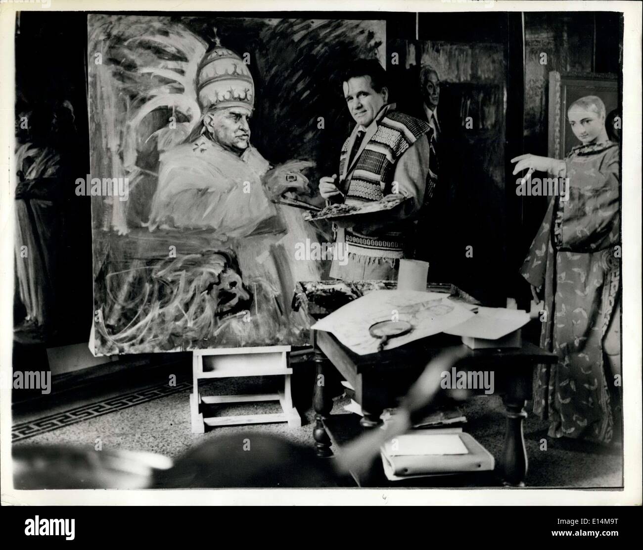 Apr. 05, 2012 - famoso artista italiano opere sul nuovo ritratto di Papa Giovanni: il famoso artista italiano - Paolo Chiglia che è stato prodotto ritratti di alcune delle più celebri personalità - è un nuovo ritratto di Papa Giovanni. In attesa di Sua Santità per recuperare dalla sua malattia - per riprendere le sedute - Paolo chiglia è utilizzando fotografie per alcuni dei meno dettagli importanti della pittura. Mostra fotografica di Paolo Chiglia - con il suo nuovo ritratto di Papa Giovanni nel suo studio di Roma . Esso sarà completato quando la sua santità è abbastanza bene a sedersi di nuovo. Foto Stock