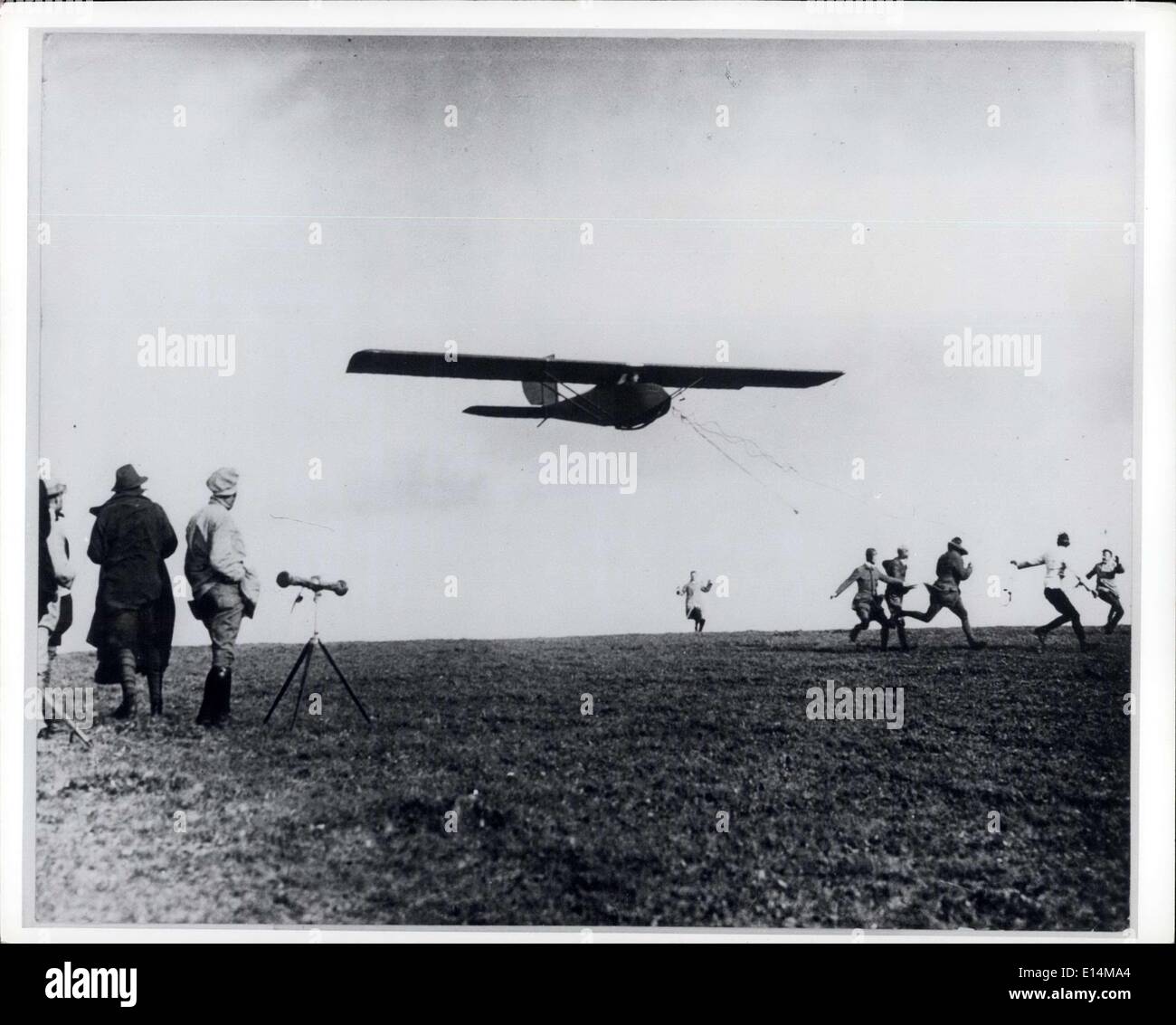 Apr. 05, 2012 - Primo volo di un aliante con un passeggero nel 1922 Fokker il celebre inventore olandese ha creato una sensazione quando ha volato su un campo di aviazione a Berlino trasporto di un passeggero in suo aliante. Qui è il parapendio andando fino all'aria. Il tedesco sono stati i pionieri del volo a vela, questo sport è stato successivamente utilizzato da Hitler al regime per attirare i giovani al loro accampamento, e di conseguenza per ottenere presto le istruzioni di base come i piloti. Foto Stock