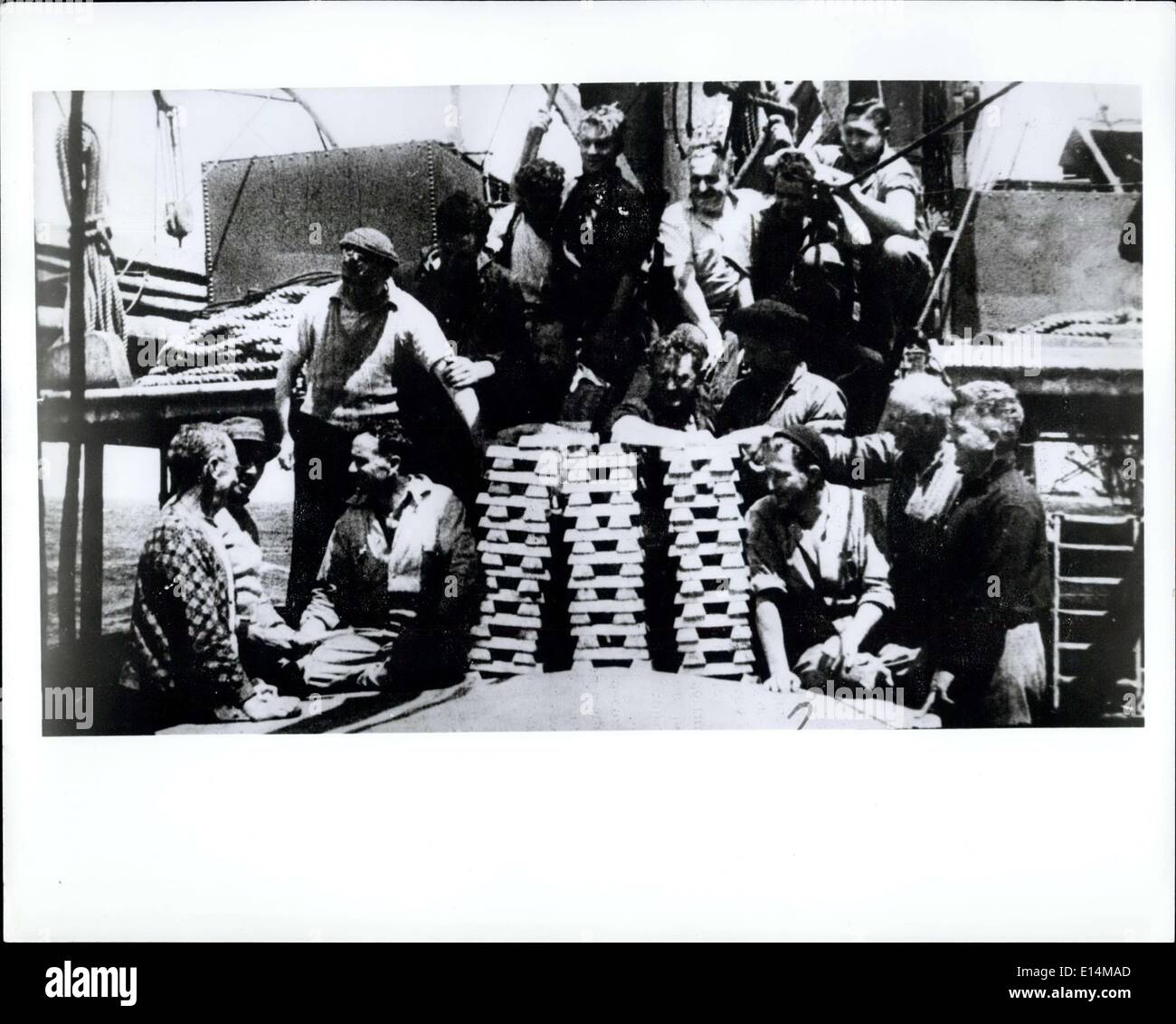 Apr. 05, 2012 - Recupero dal mare: il team di recupero felicemente il raggruppamento attorno all'oro bar recuperato dal relitto della R.M.S. Nigara. Il valore totale dell'oro recuperati dal relitto nel 1953 ammontava a &pound;184.000 (oltre mezzo milione di dollari. Foto Stock