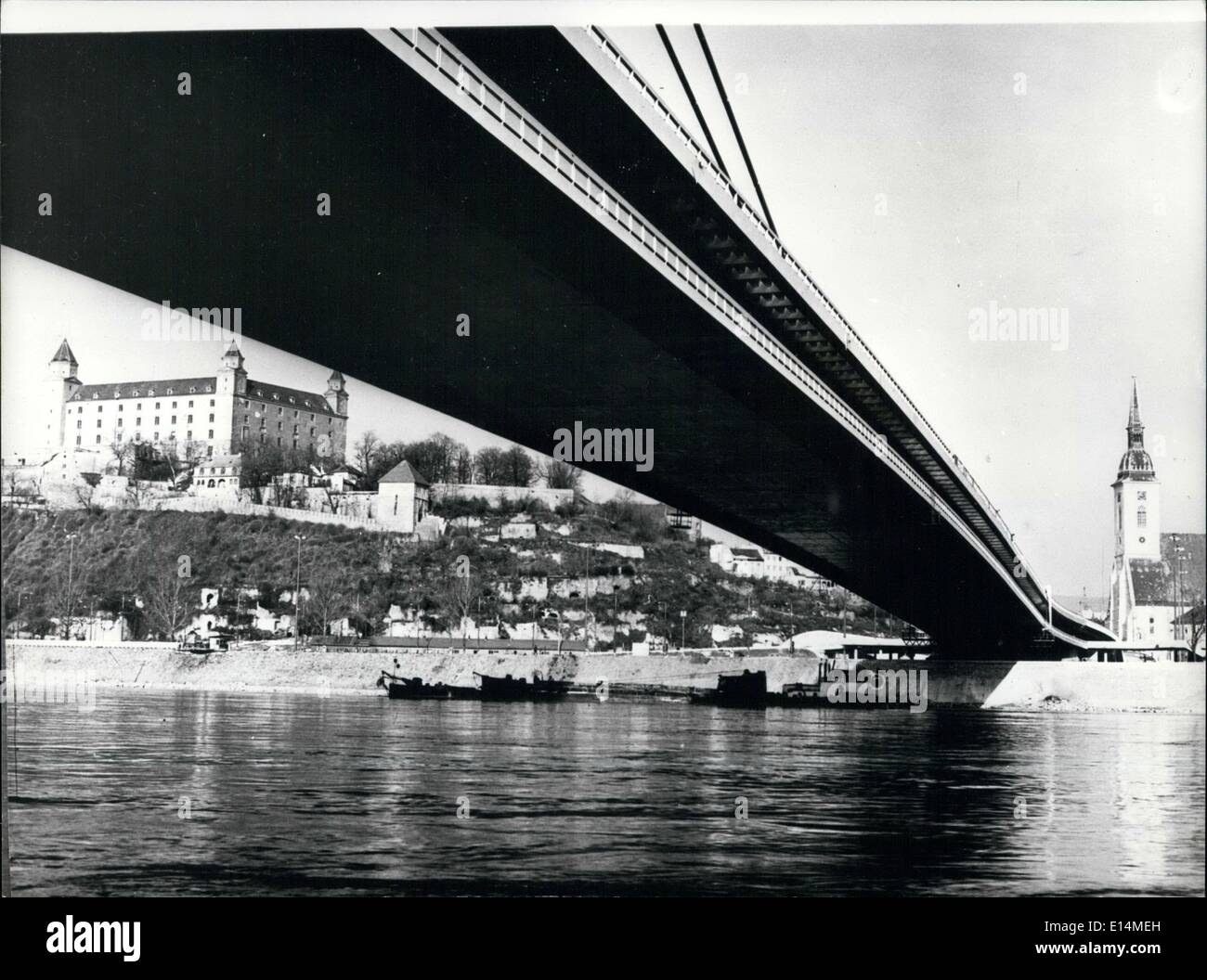 Apr. 18, 2012 - Nuovo ponte a Bratislava. Vista che mostra il nuovo ponte che attraversa il Danubio a Bratislava, che porta il titolo di ''Slovak insurrezione nazionale'', che è quasi 432 m di lunghezza, e unico in Europa e il secondo nel mondo della costruzione asimmetrica. La sua costruzione in acciaio pesa 7.500 tonnellate comprese 640 tonnellate di cavi di misurazione di 22.000 metri. Il nuovo ponte di sospensione è molto estetico e si inseriscono perfettamente nel paesaggio circostante. Sullo sfondo si vede il Castello di Bratislava. Foto Stock