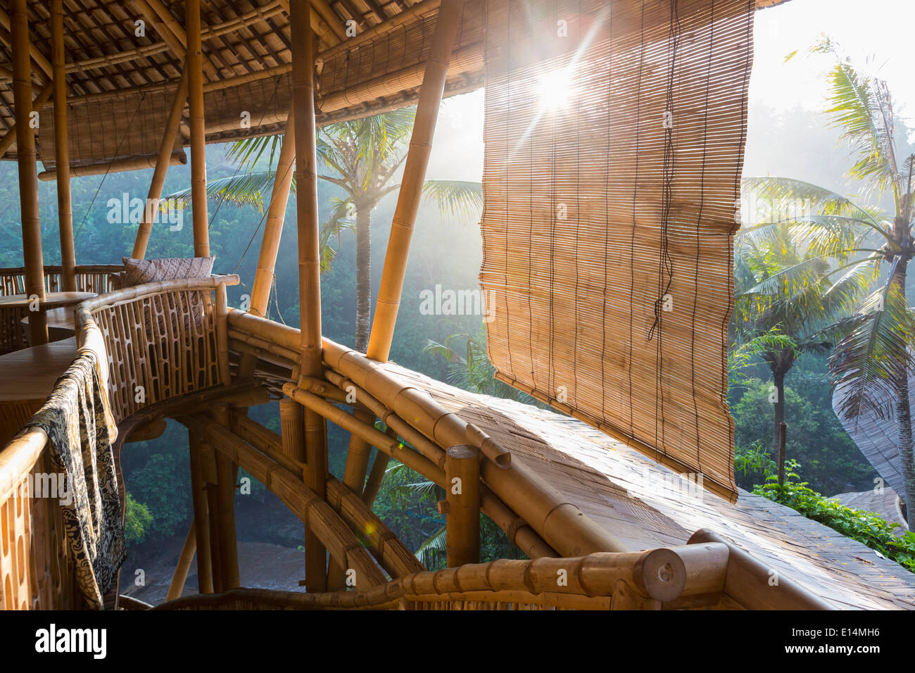 Sole che splende su treehouse di bambù Foto Stock