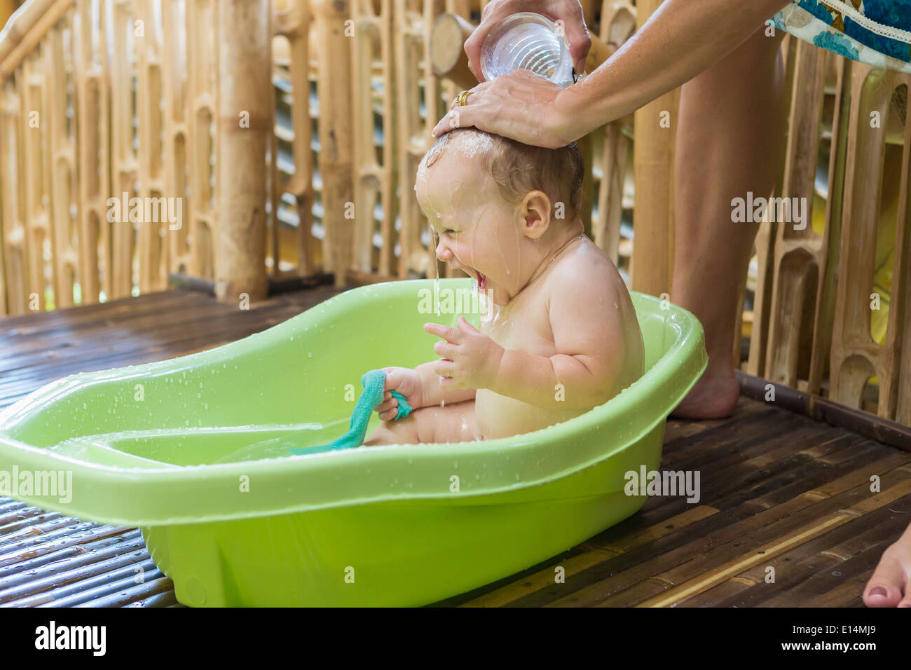 Vasca da bagno per bambini immagini e fotografie stock ad alta risoluzione  - Alamy