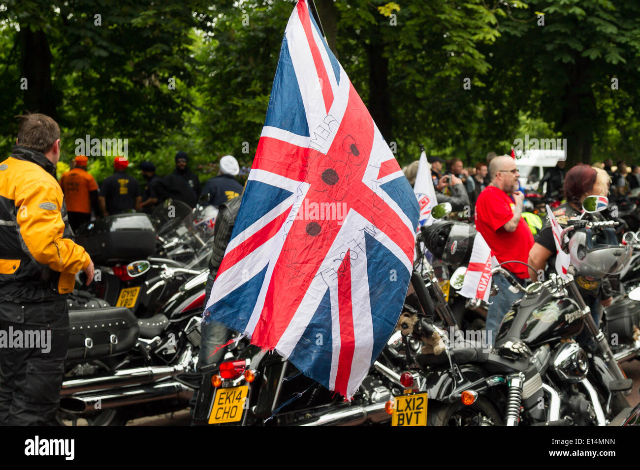 Londra, Inghilterra, 22 maggio ,2014. Un motorcylce visualizzando una bandiera della rimembranza come i motociclisti si riuniranno presso il parco di Greenwich in occasione del primo anniversario dell'assassinio di Fusilier Lee Rigby vicino alla sua Woolwich caserma. Credito: David clacson/Alamy Live News Foto Stock