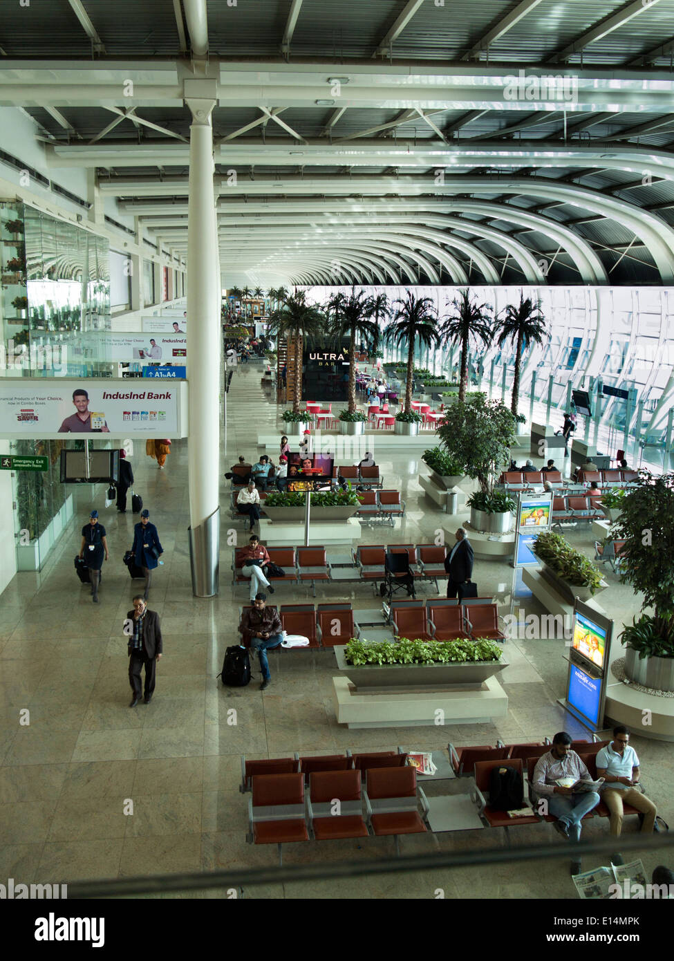 India, Mumbai, Santa Cruz aeroporto nazionale di passeggeri in T2 nuovo terminal di partenza Foto Stock