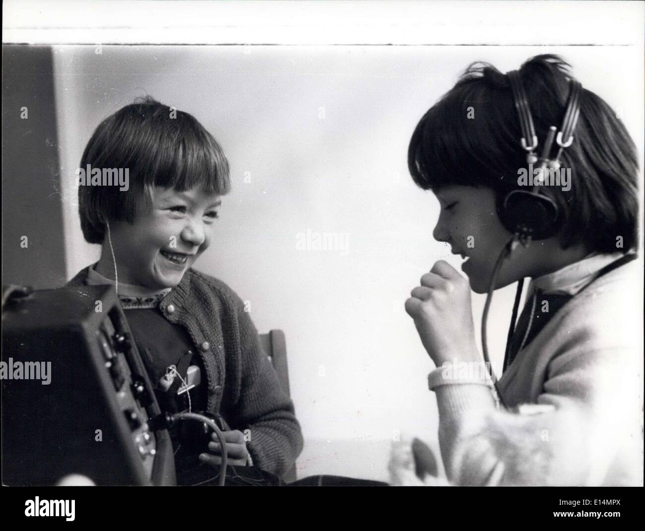 Apr. 05, 2012 - conversazione... Parlando con ciascun altro attraverso le cuffie e microfoni è Sharon Martin, 6 e la sua ragazza, Anita Taylor, 8. Anita parla di Sharon, su una delle rare occasioni in cui un bambino sente la voce di un altro. Foto Stock