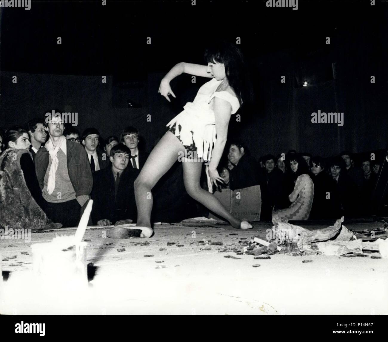 Apr. 05, 2012 - Dancing in mezzo alle macerie di una serata psichedelica di masse di vetro rotto è questo mini-costeggiato il giovane ragazza. Foto Stock