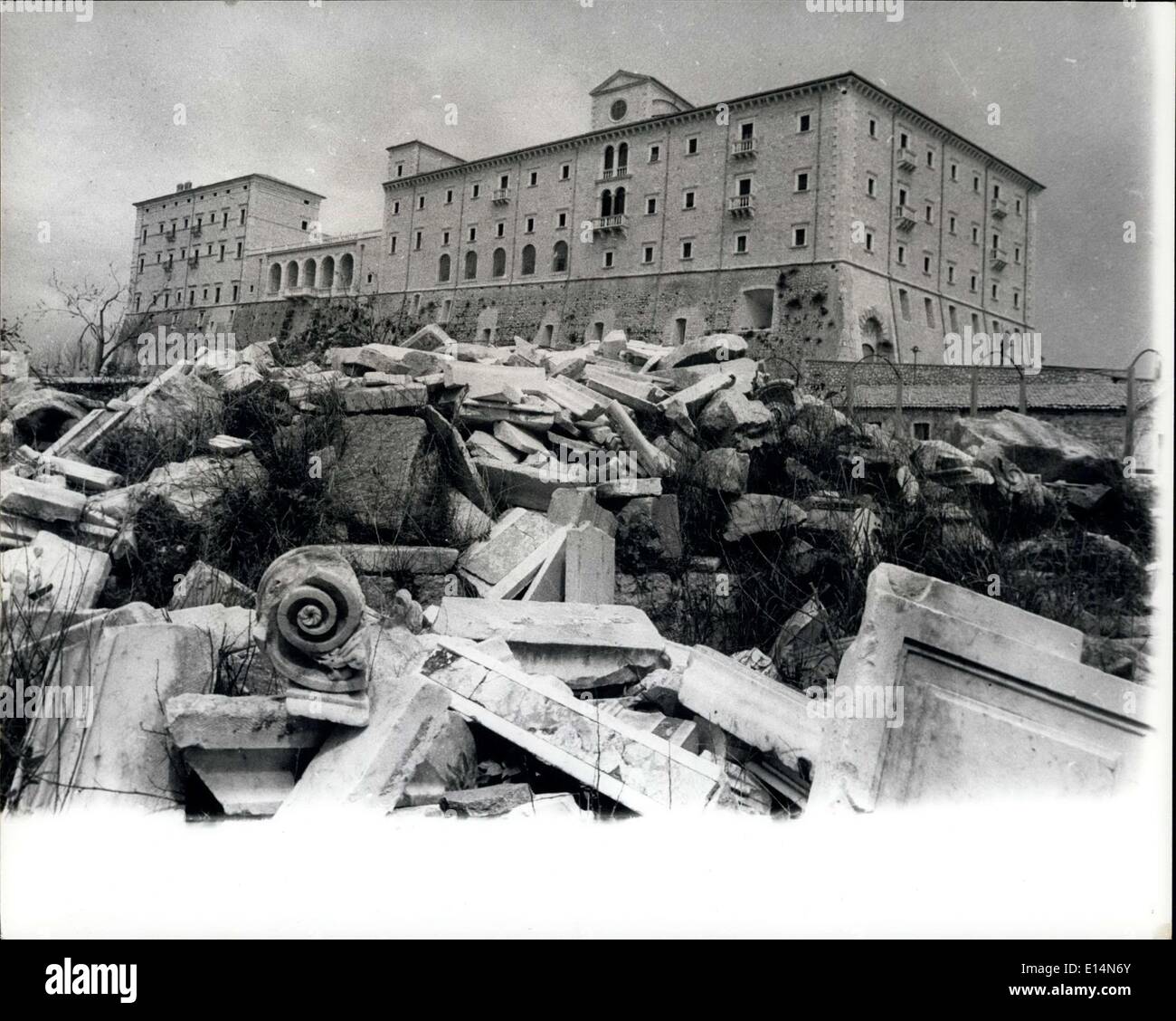 Apr. 05, 2012 - Houte passando realistico essere Re-Consecrated dal Papa: il 15 febbraio 1944, la splendida Abbazia di Montecessino, arida sulla sua collina sopra la città di Cassino e detenute dai tedeschi, fu completamente distrutta da aerei alleati. - E molto della città al di sotto di esso. Oggi entrambi sono ricostruite e l'Abbazia è di essere riconsacrata dal Papa in giugno Foto Stock