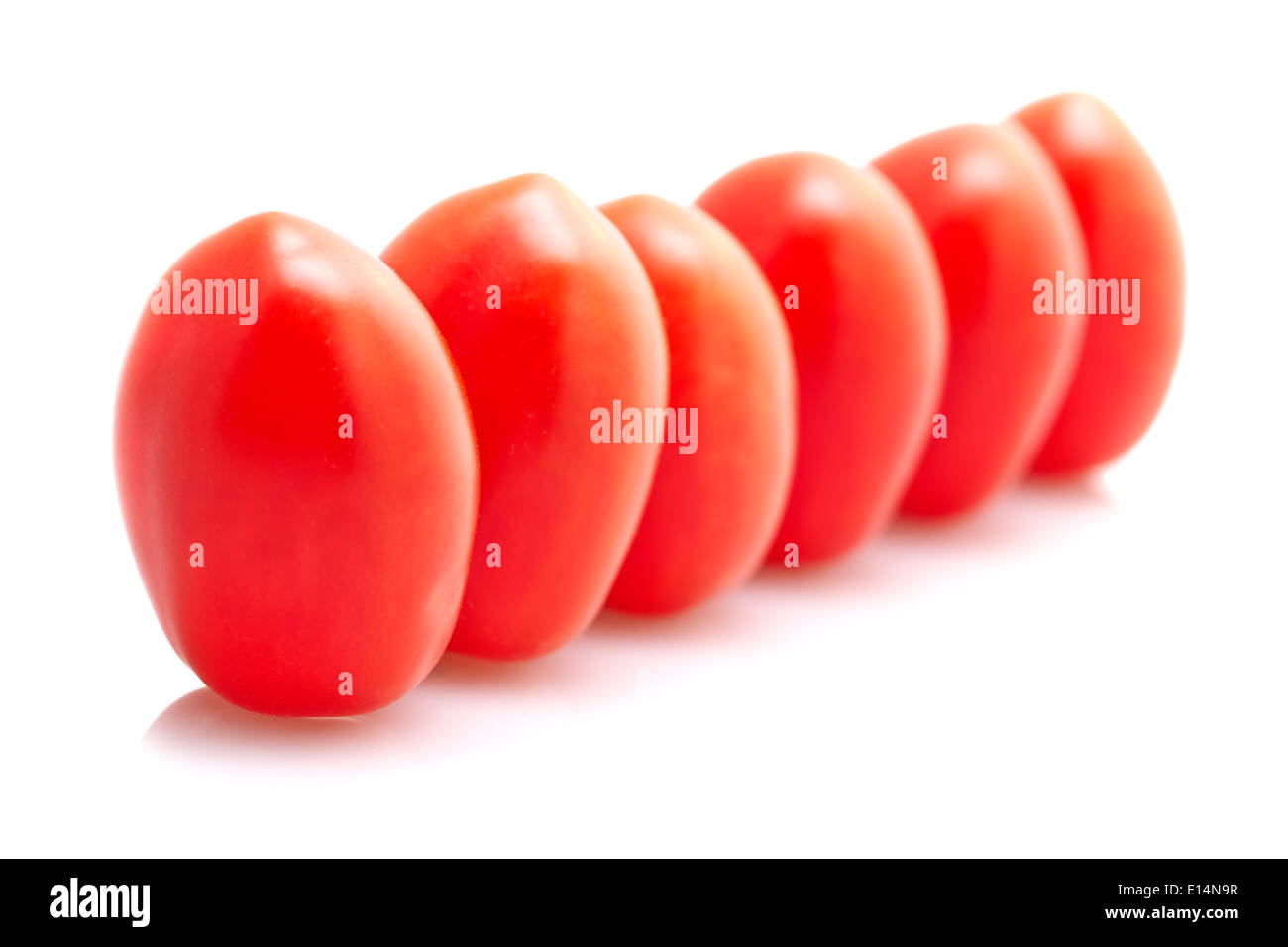 Pomodori di piccole dimensioni su uno sfondo bianco isolato Foto Stock