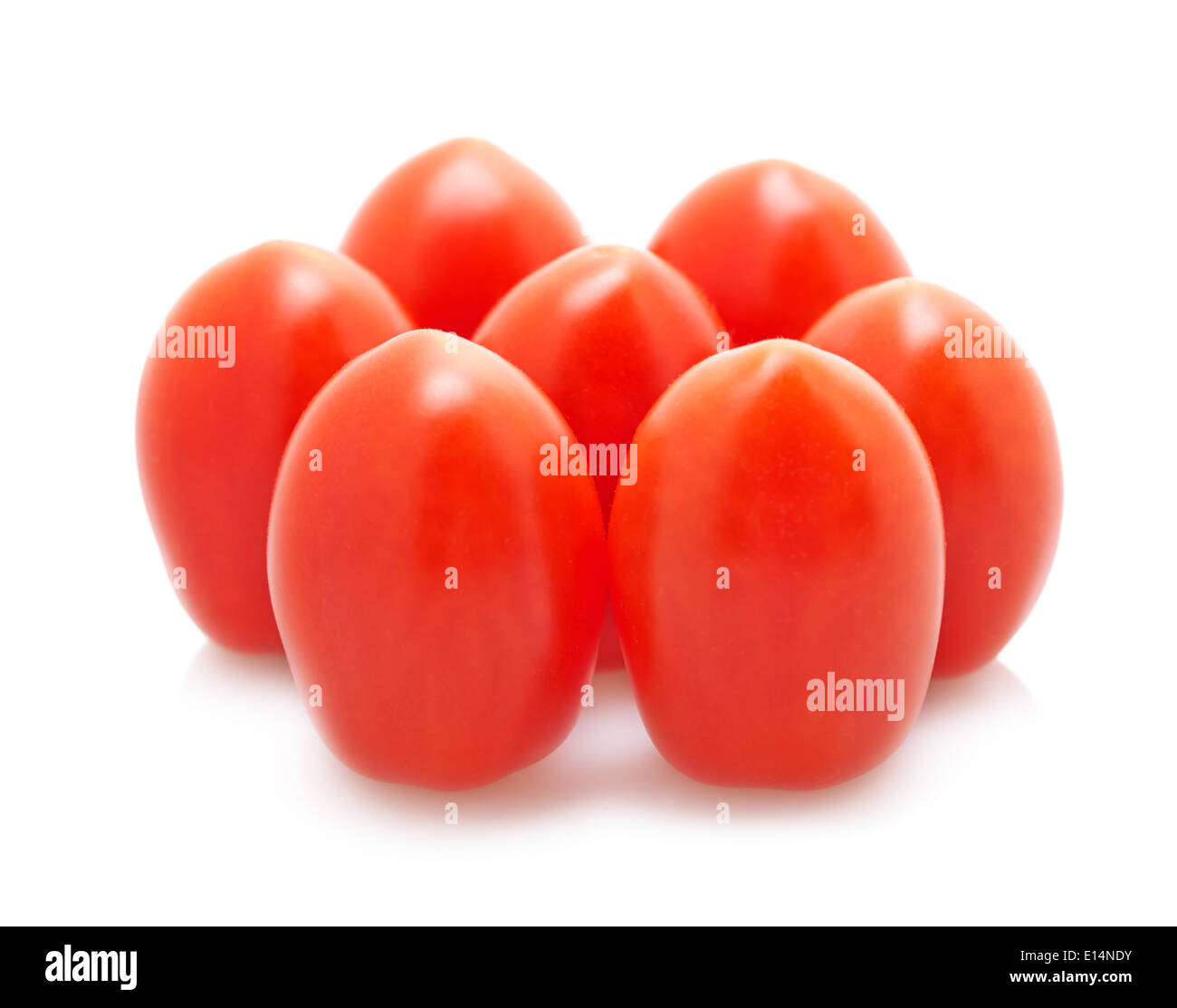 Pomodori di piccole dimensioni su uno sfondo bianco isolato Foto Stock