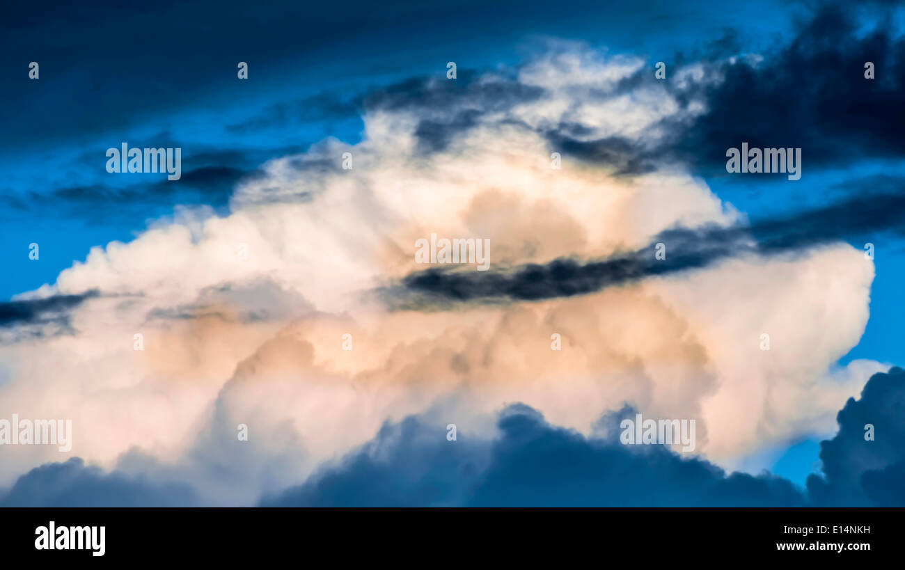 Nuvole drammatico e profondo cielo blu. Tramonto Foto Stock