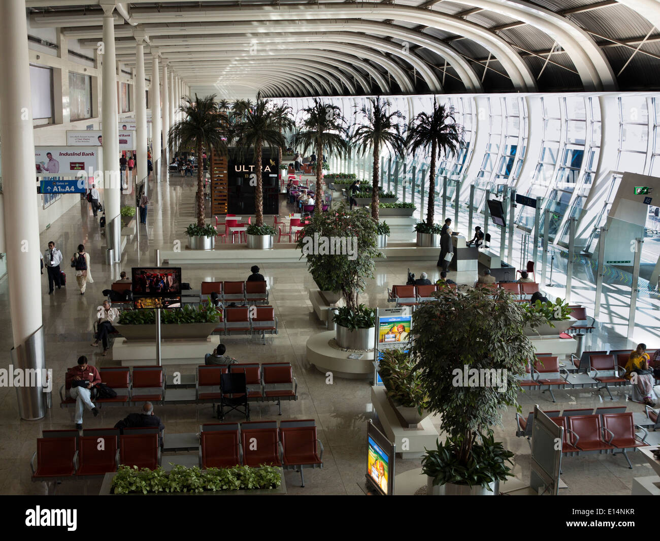 India, Mumbai, Santa Cruz aeroporto nazionale di passeggeri in T2 nuovo terminal di partenza Foto Stock