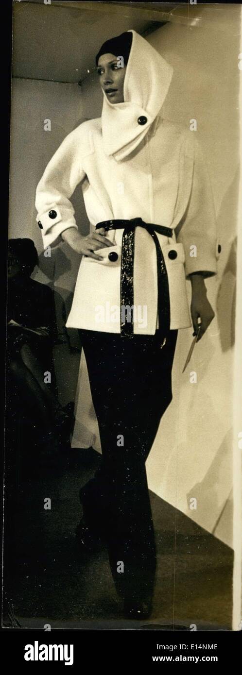 Apr. 09, 2012 - Pierre Cardin la collezione generale per autunno e inverno del 1973-74 hanno è femminile, morbido, seducente, flowy e confortevole. Immagine: un modello indossa una delle collezioni disegni. Foto Stock