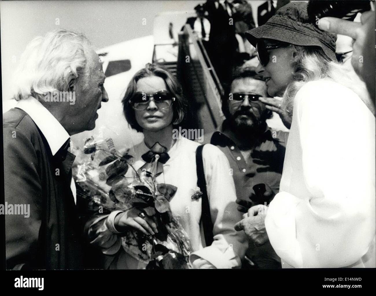 18 aprile 2012 - la star americana Ellen Burstyn arriva ad Atene ricevuta da Melina Mercouri e dal marito Jules Dassin nel cui film 'MEDEA' svolgerà un ruolo di primo piano. Foto Stock