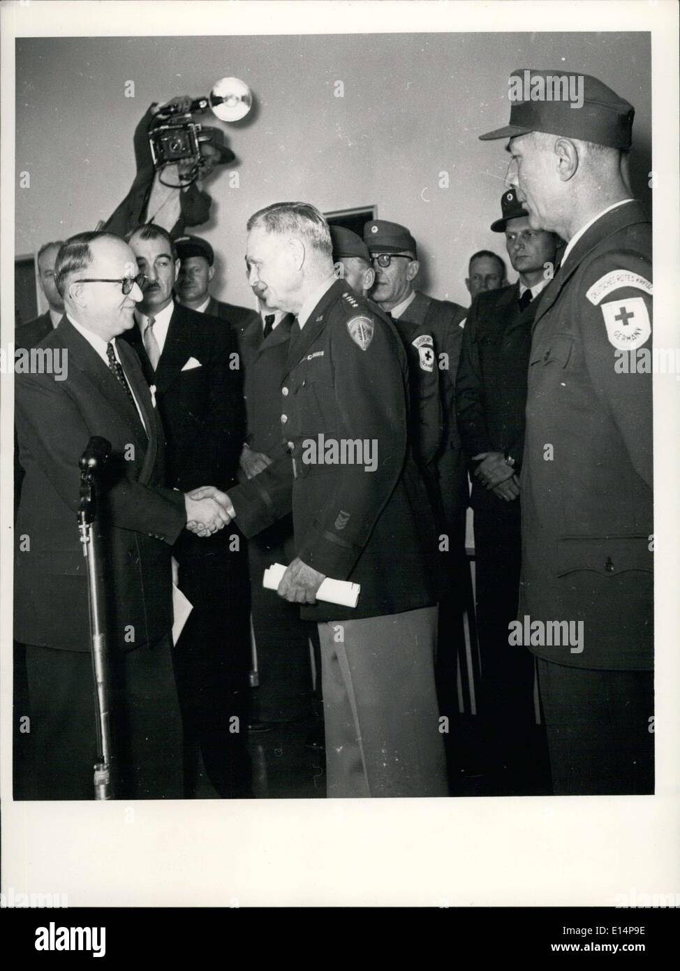 Apr. 12, 2012 - A Rhein Main personale dell'aeroporto per il primo tedesco malati bay per la Corea si sono visti sfilare dal Segretario di Stato il prof. Hallstein. Essi hanno anche riportato a delle forze armate americane generale comodo generale. Foto Stock