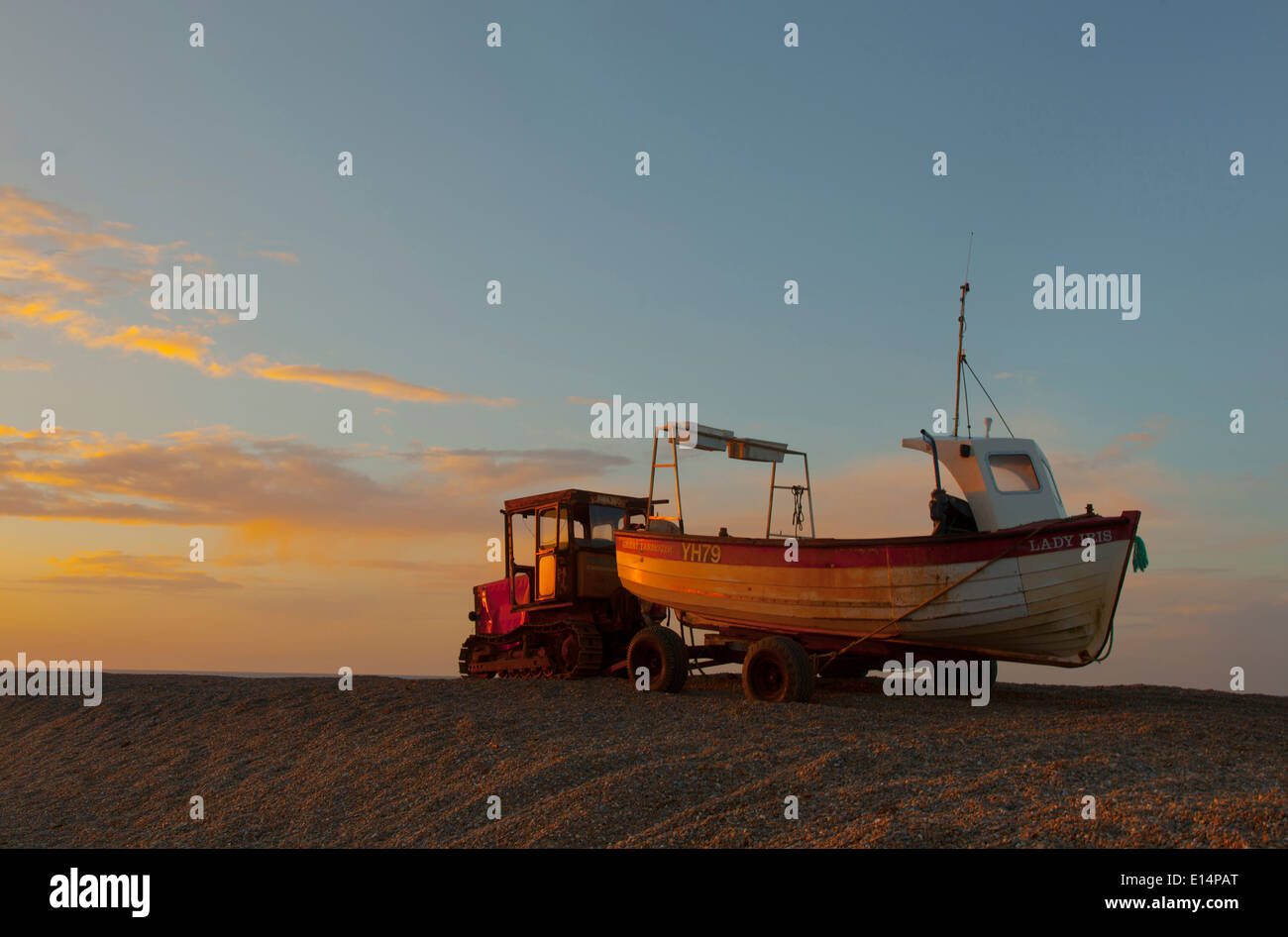 La pesca in barca al tramonto spiaggia Weybourne UK Feb inverno Foto Stock