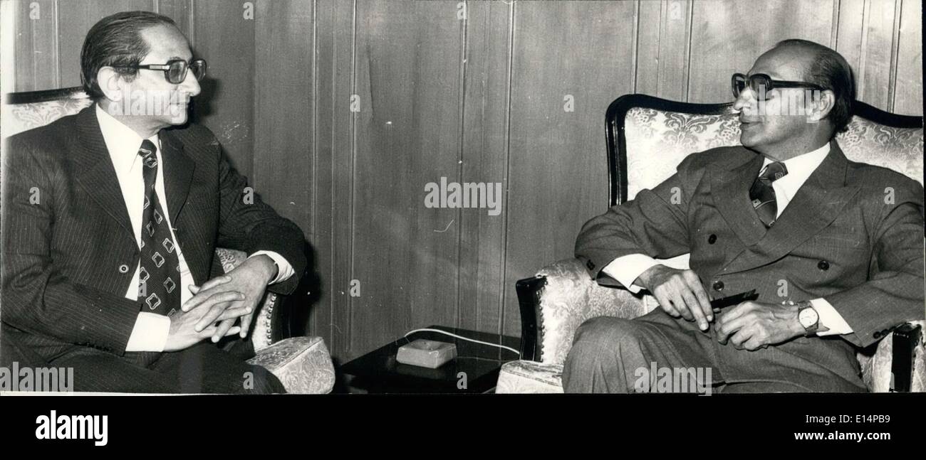 Apr. 18, 2012 - Indiano Segretario agli affari esteri sig. R.D. Sathe con il Consigliere per gli Affari Esteri Sig. Agha Shahi quando ha chiamato lui presso il Foreign Office di isola il 5 febbraio 1980. Foto Stock