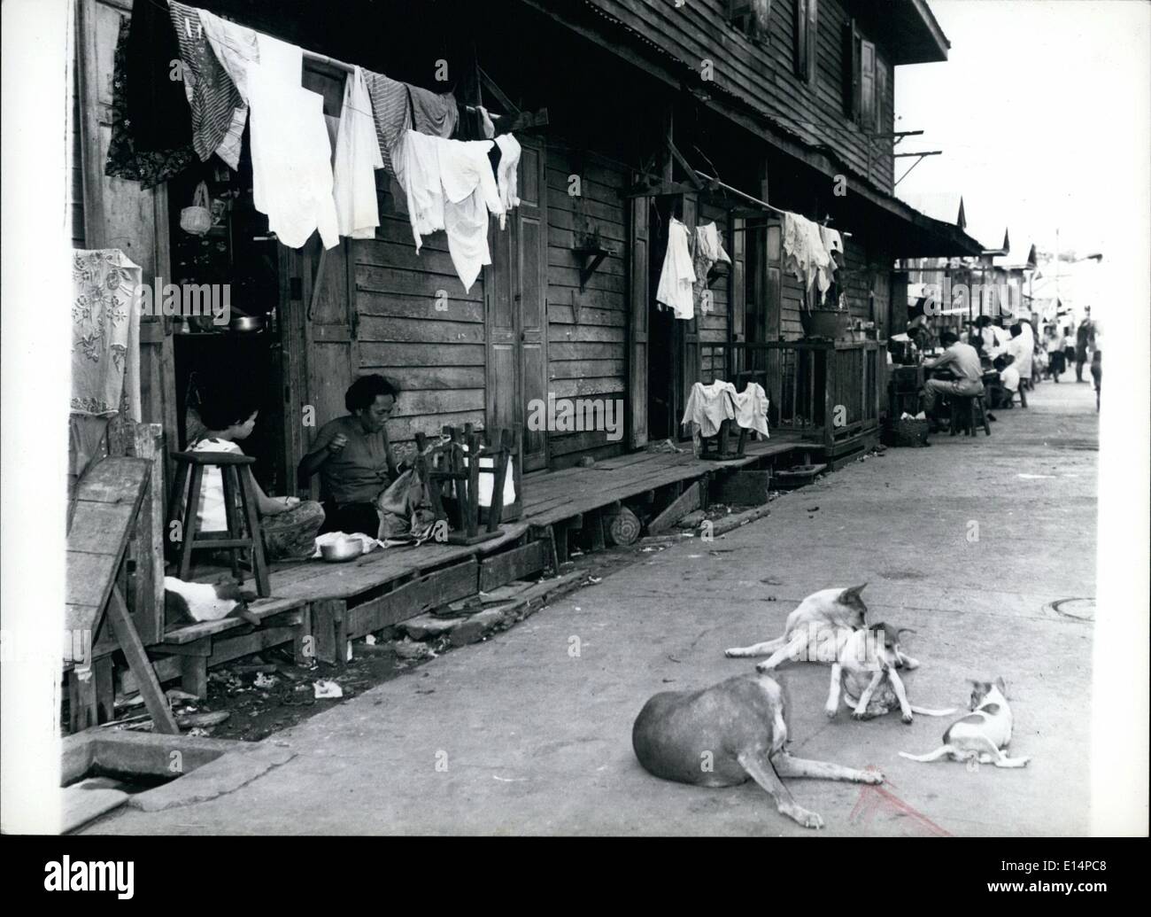 Apr. 18, 2012 - SRM baraccopoli: strada laterale a Bangkok che contrasta nettamente con la granieur dei templi nelle vicinanze. La vita è portato sul listello di legno un piede avove al livello della strada Foto Stock