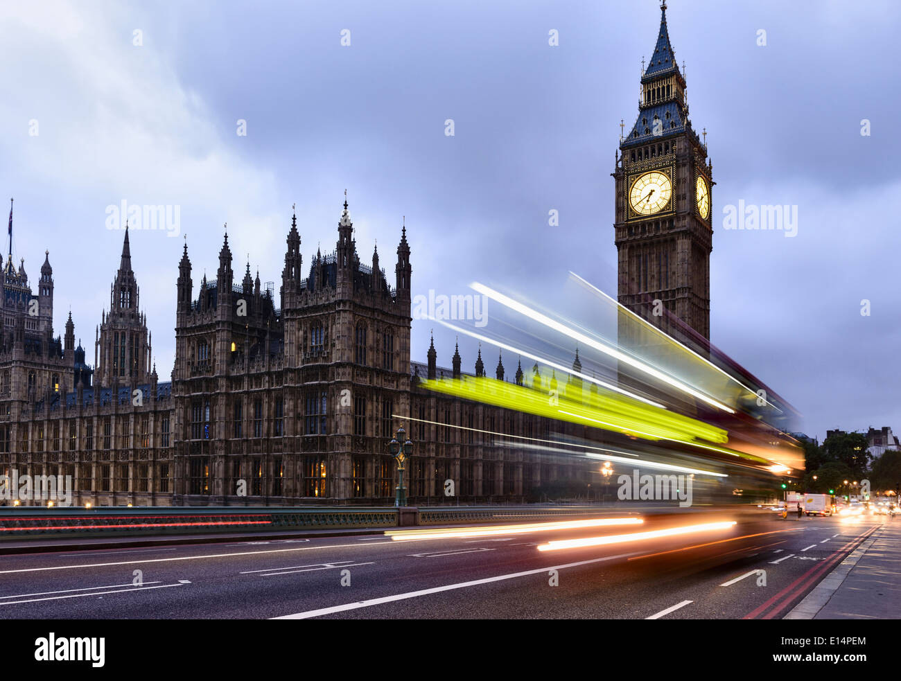 Una lunga esposizione di autobus che passa dalla Casa del Parlamento, London, Regno Unito Foto Stock