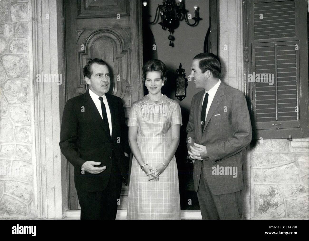 Apr. 18, 2012 - Il candidato presidenziale Richard Nixon con il re Costantino e Queen Anne Marie della Grecia. Foto Stock