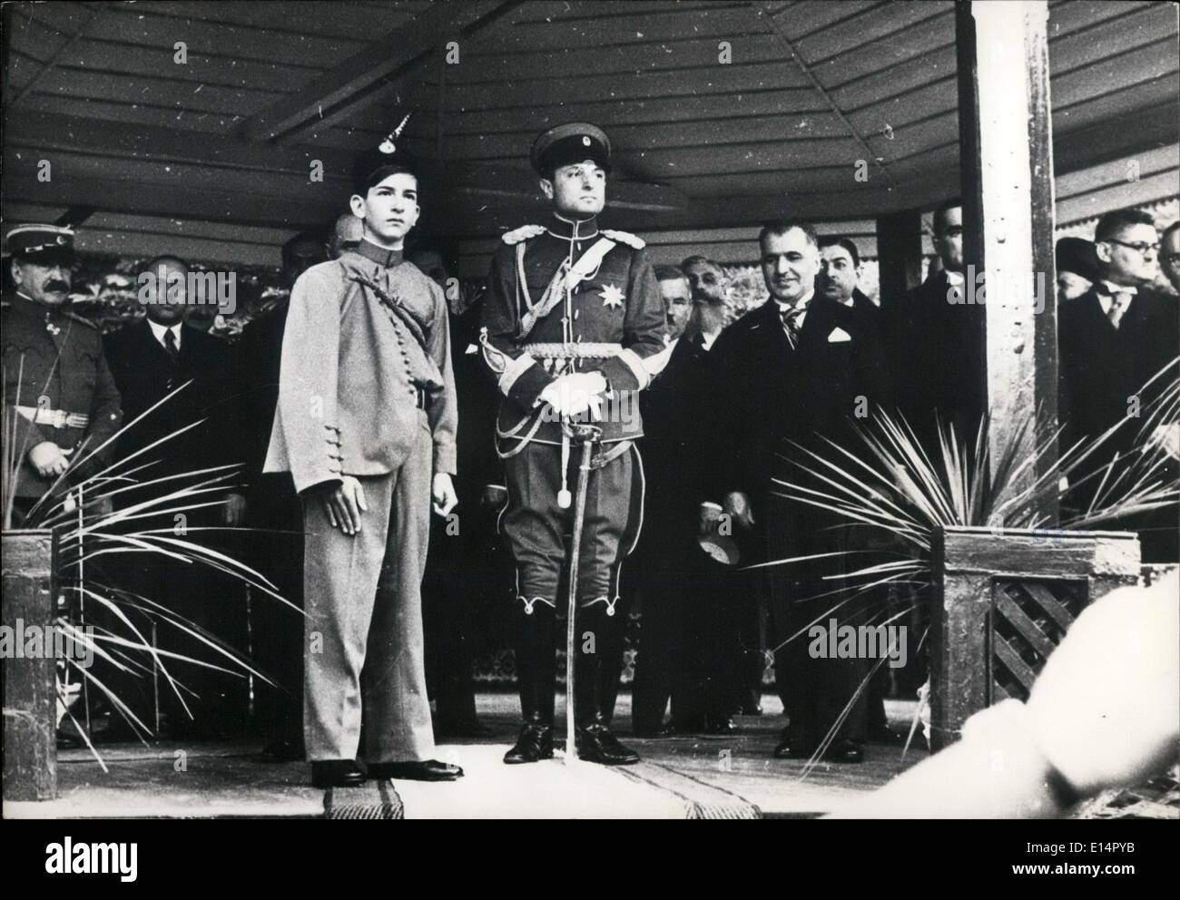 Apr. 18, 2012 - Il giovane ragazzo è un re. Egli è visto qui a guardare con il suo zio principe reggente Paolo un Royal Guard Parade presso Foto Stock