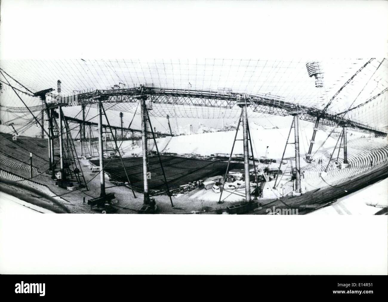 Apr. 18, 2012 - Il centro degli sport-installazioni per il XX. In occasione dei Giochi Olimpici di Monaco di Baviera 1972 sarà lo Stadio Olimpico che ha stanza per 80.000 spettatori. Il 26 agosto 1972 l'apertura-cerimonia e il 7 settembre Decimo la cerimonia finale è tenuto qui. Tra quelle date diverse athletic-concorsi, calcio-giochi e l'equipaggio-jumping dei piloti per il premio delle Nazioni stanno prendendo posto.(ottobre 1971) l'acciaio-net per il tetto del west-tribune viene tirato verso l'alto. L'impalcatura in centro è necessario solo per l'installazione-opere e verrà rimossa dopo che l. Foto Stock