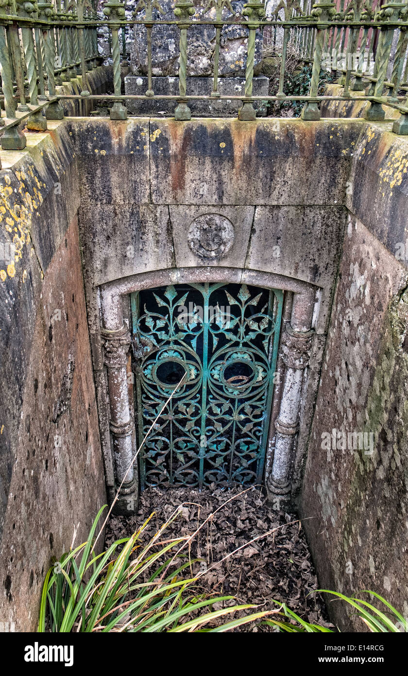 Ingresso di una tomba, cripta presso la chiesa della chiesa in Irlanda, San Patrizio, a Donabate, County Dublin, Irlanda Foto Stock