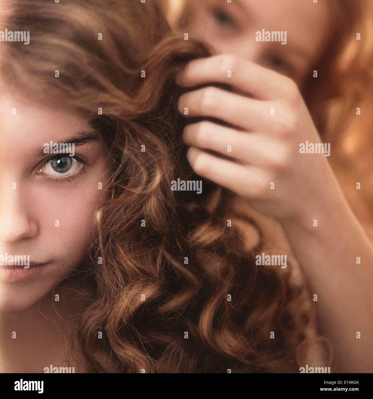 Ragazza caucasica amico di intrecciatura dei capelli Foto Stock