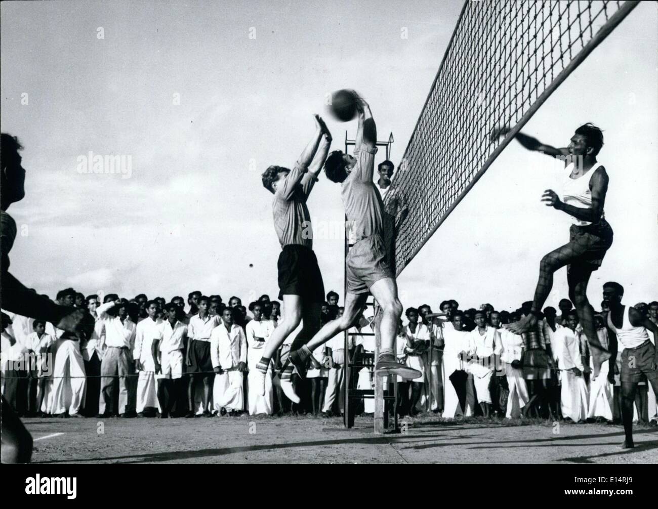 Apr. 18, 2012 i Russi - giocare a beach volley in Ceylon: Durante la visita di Colombo delle navi russe ''Zoria'' e ''Ivan Pavolov'' pallavolo squadra di marinai ha giocato tutto il Ceylon Volley Champions. Il team di Ceylon battere i russi prima di una grande folla. La foto mostra il russo v Ceylon partita in corso. Foto Stock