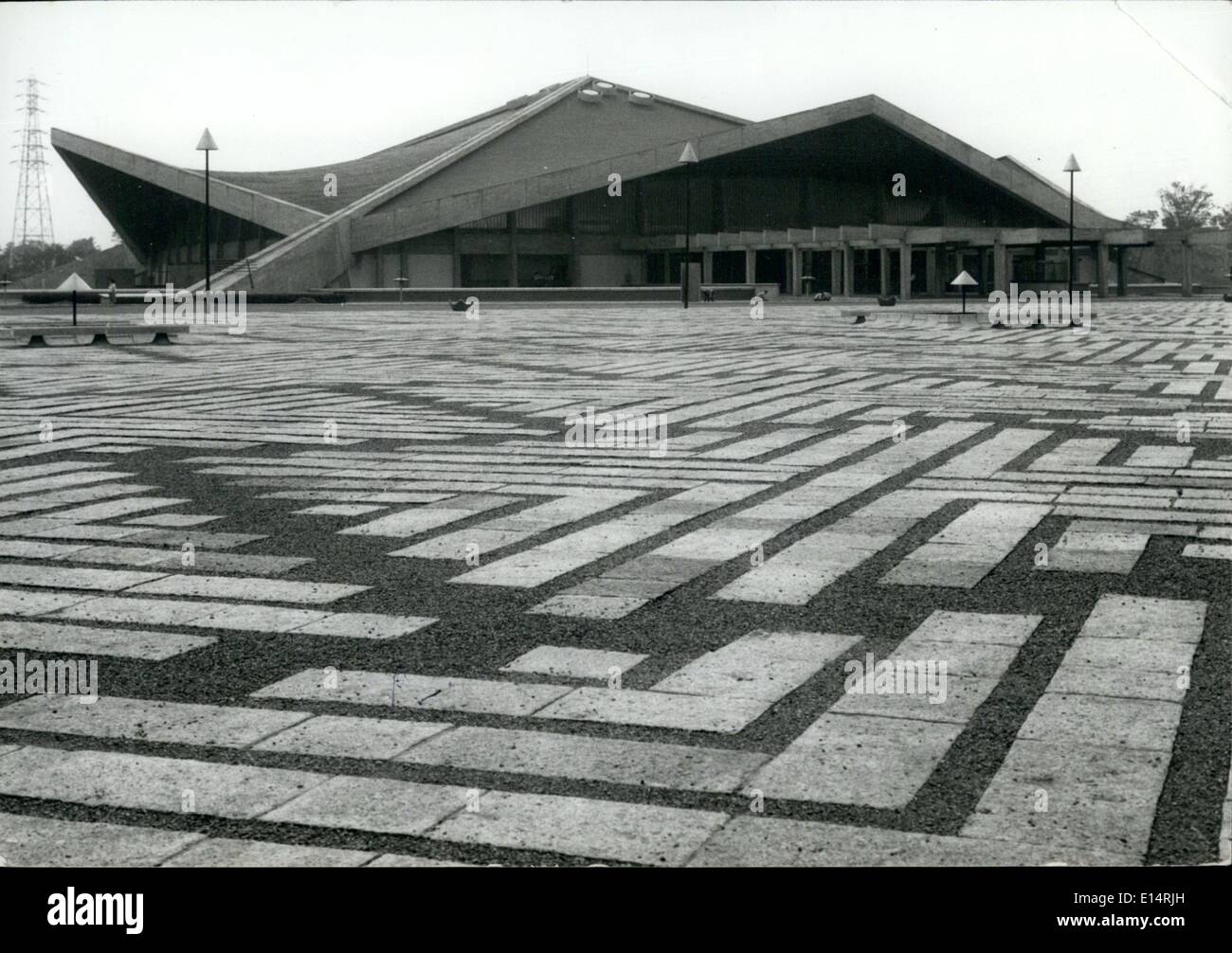 Apr. 18, 2012 - Il Komazawa Olympic Gymnasium è una struttura multiangular, posti a sedere 4.000 spettatori di eventi di wrestling. Tokyo Olympic Park pronto per giochi: Il Komzawa Olympic Park, a sei chilometri da Tokyo è stato completato questa settimana. Le 410mila metri quadrati che hanno un costo di quattro miliardi e seicento milioni di yen racchiude l'atletica stadium, palestra, per il gioco della palla e campo di hockey pitch, sottrarre, volley-ball corte, Olympic Memorial Tower che è anche una torre di controllo, una plaza e aree di parcheggio. Foto Stock