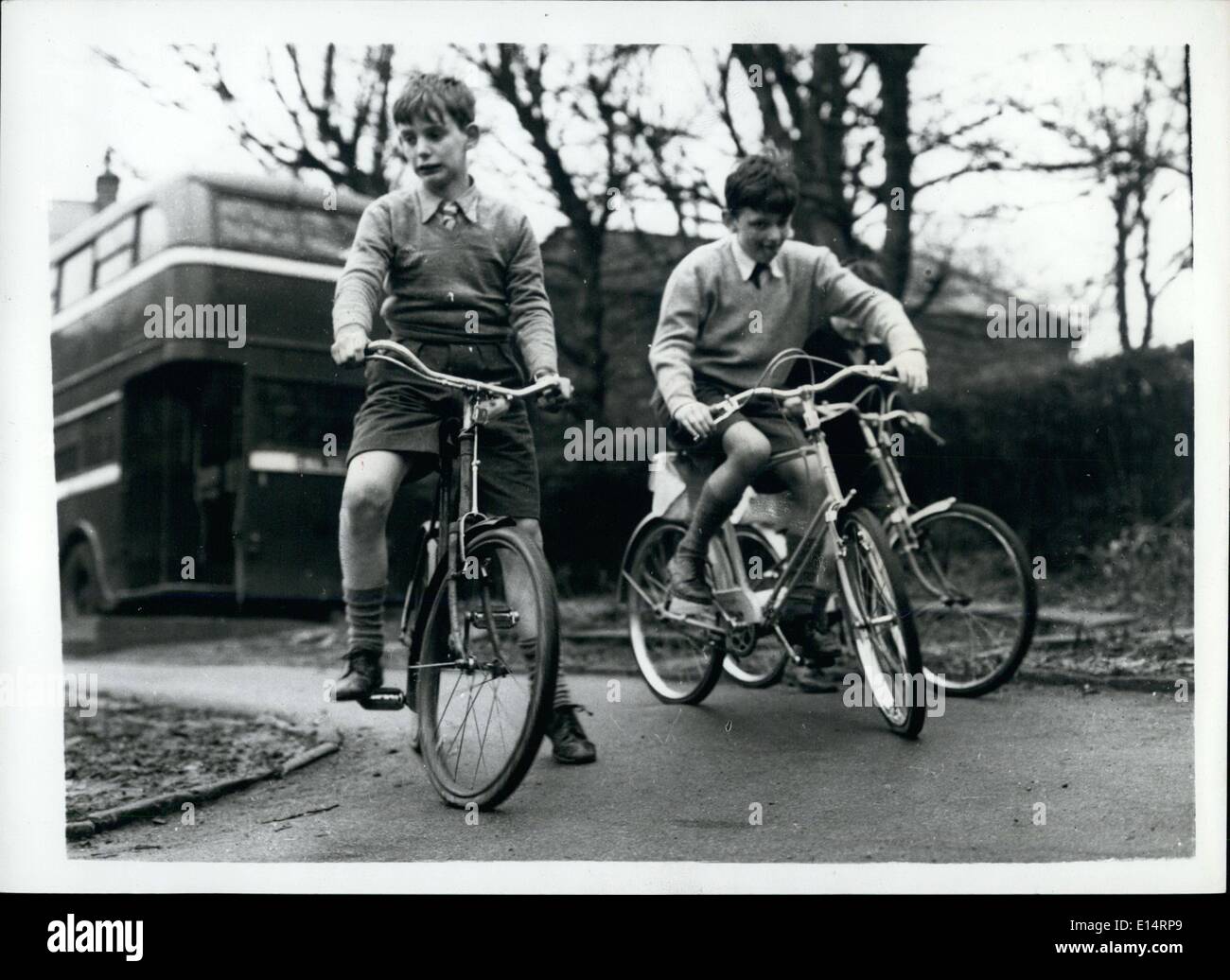 Apr. 18, 2012 - equitazione biciclette. e sono ciechi. Guarda di forte determinazione sui loro volti come guidano le loro biciclette. Il bus di scuola giocano su è visto in background. Foto Stock