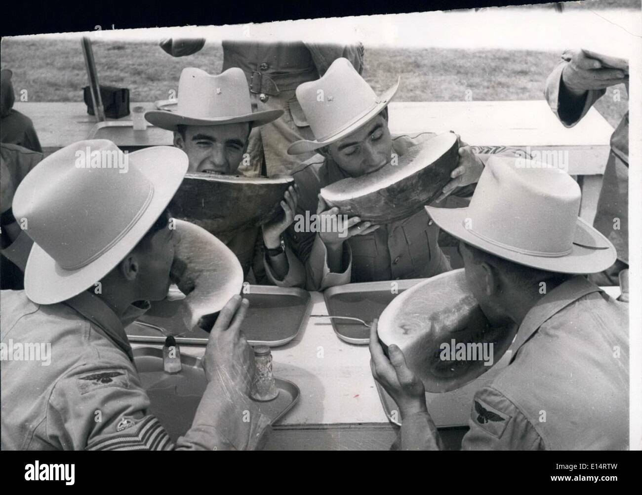 18 aprile 2012 - British Air Cadets ''Go West''.: 25 cadetti britannici hanno goduto l'esperienza della loro vita come ospiti dell'equivalente americano dell'addestramento aereo  She junior ramo della pattuglia civile dell'aria. Come parte di un vasto programma di cambi, questi ragazzi a sono sorvolati dagli U.S.A.A.F e prendono una tirata volante del continente mentre gli Americani intrattengono i ragazzi di altri paesi. Uno dei momenti salienti di questa visita di scambio è stato un partito dato dal mulino fiscale cil re, il colonnello Byrd, che ha portato la gente locale di tasse per agire come ospiti e hostess ai ragazzi Foto Stock