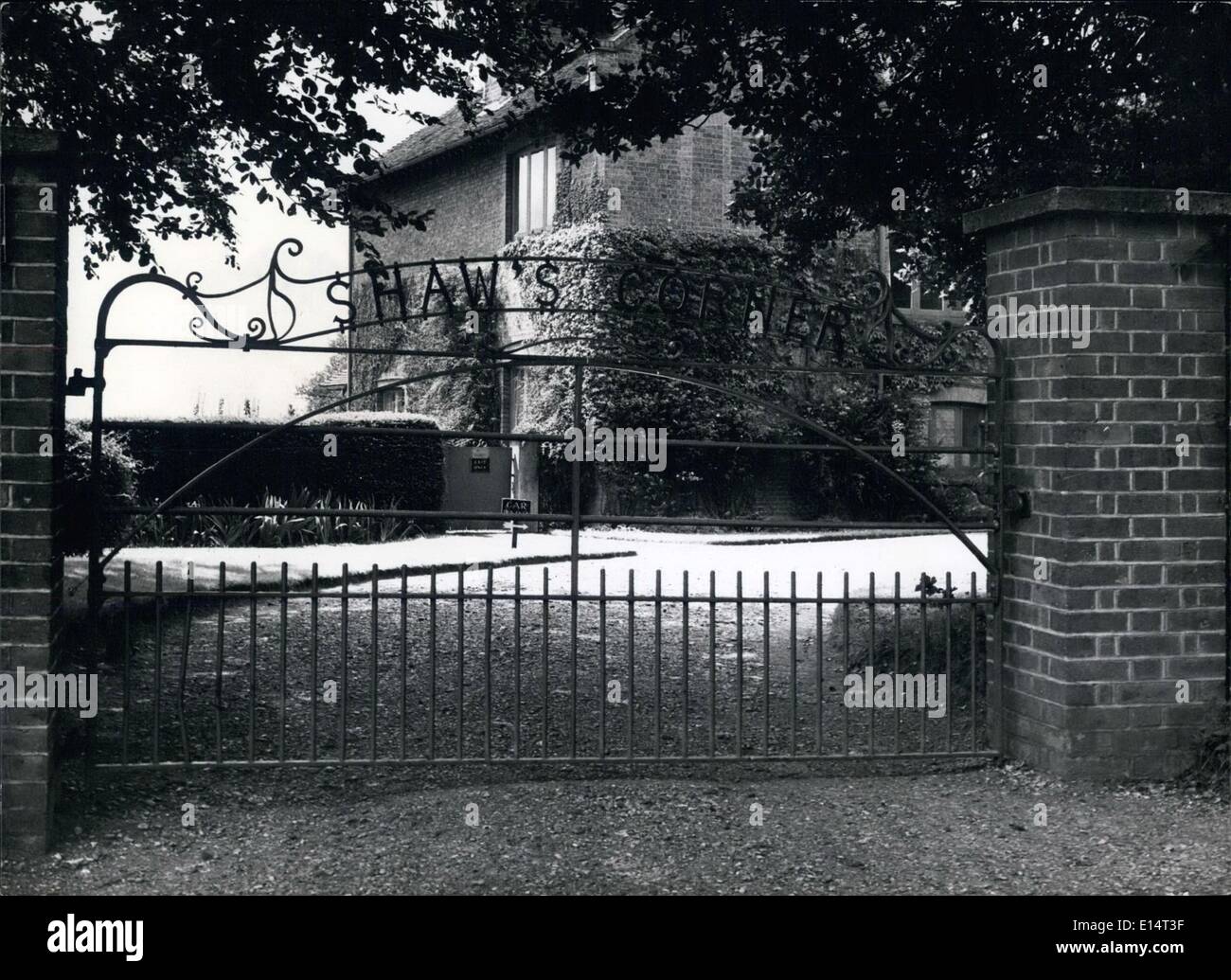 Apr. 18, 2012 - La grande cancellata in ferro battuto con il mondo di ''Shaw's Corner'' e l'ingresso della casa del villaggio di Ayot St Lawrence. Foto Stock
