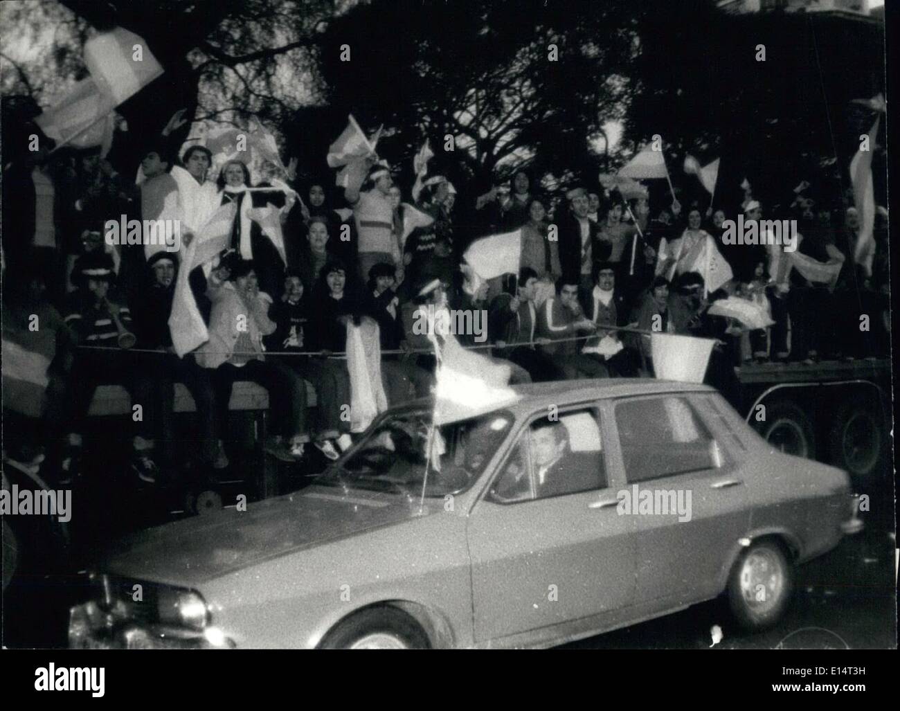 Apr. 18, 2012 - Argentina vince 1978 World Cup Soccer campionato: Un altro dettaglio dell'arrivo dei tifosi(su un carrello e con le bandiere) attraverso il ''Avenida Nueve de Julio'' sul modo di Plaza Republica. Foto Stock