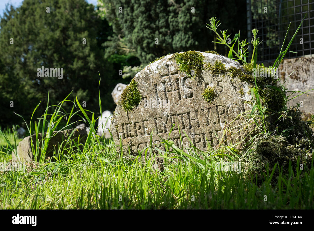 Un grave marker di pietra in un vecchio paese irlandese sagrato dal 1775 - Qui lyeth ye corpo di ....... Foto Stock