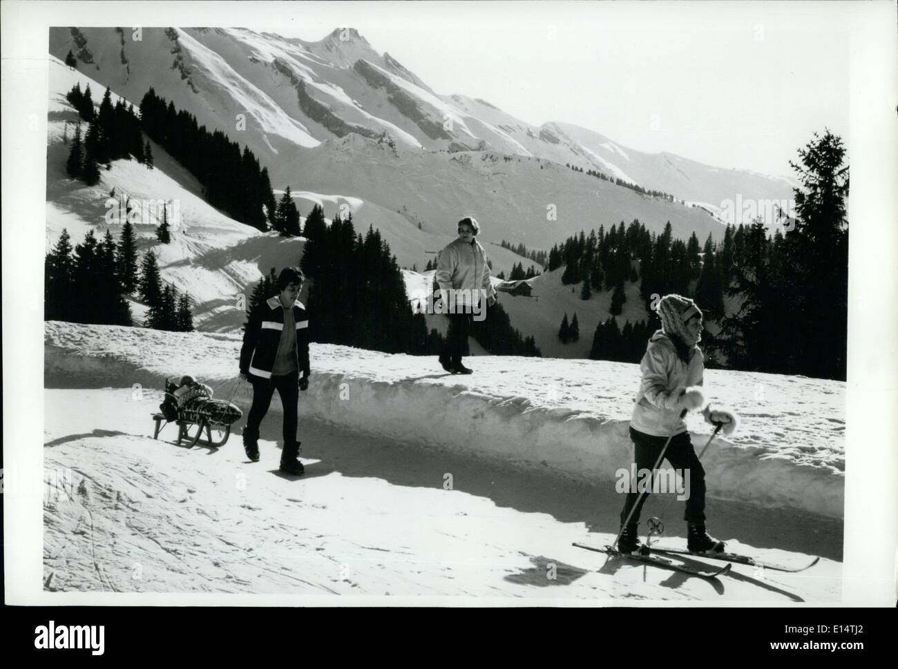 Apr. 18, 2012 - Portable Baby Sitter: In Svizzera escursioni si possono prendere i loro bimbi lungo quando si cammina sulla perfettamente mantenuto inverno Foto Stock