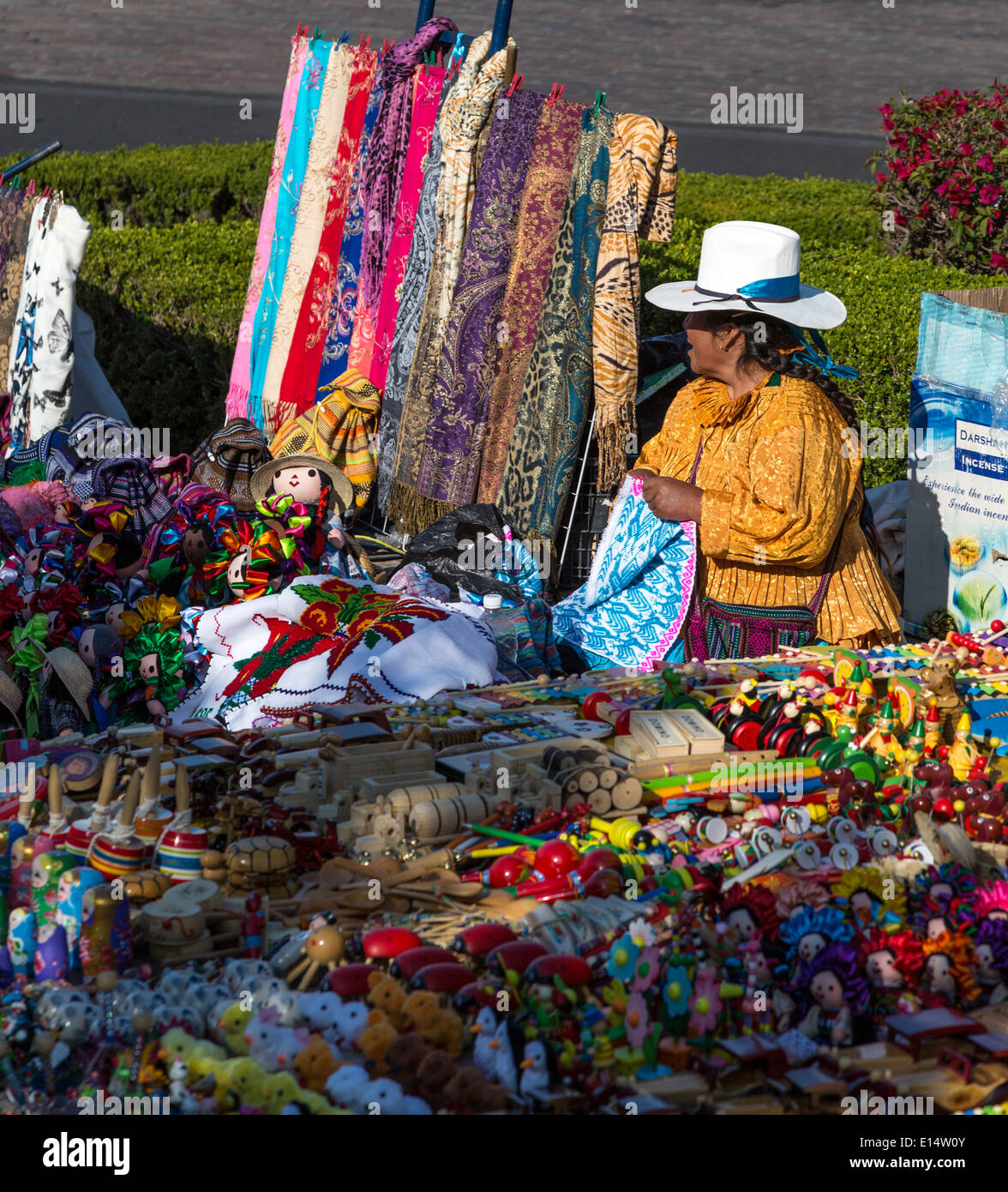 Un colorato luminosamente Indian Messicana è la vendita di artigianato e souvenir a Queretaro, Messico Foto Stock