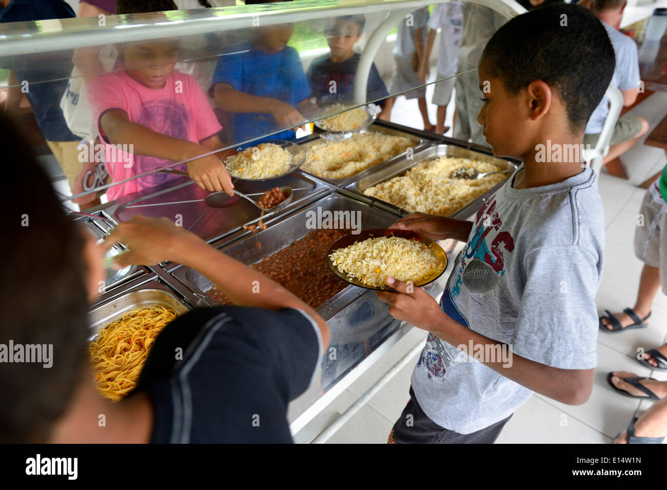 Ragazzi brasiliani presso il banco alimentare in un progetto sociale per i bambini di strada, Maranguape, Ceará, Brasile Foto Stock