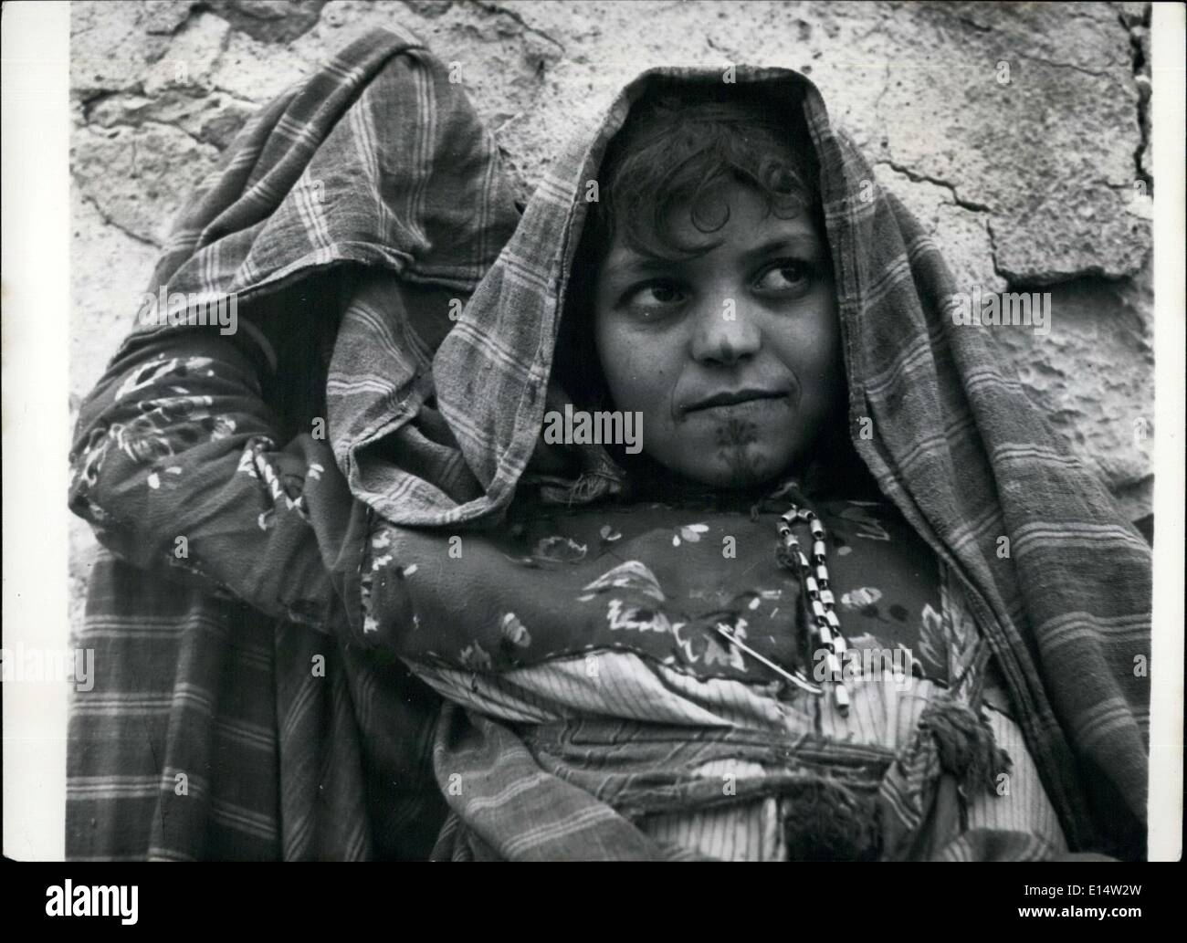 Apr. 18, 2012 - i berberi nel suo complesso sono una bella e sana gara. Questa graziosa bambina vive tra le rovine della città di montagna di Nalut. Il suo mento e la punta del suo naso sono state tatuata da aggiungere alla sua bellezza. Foto Stock