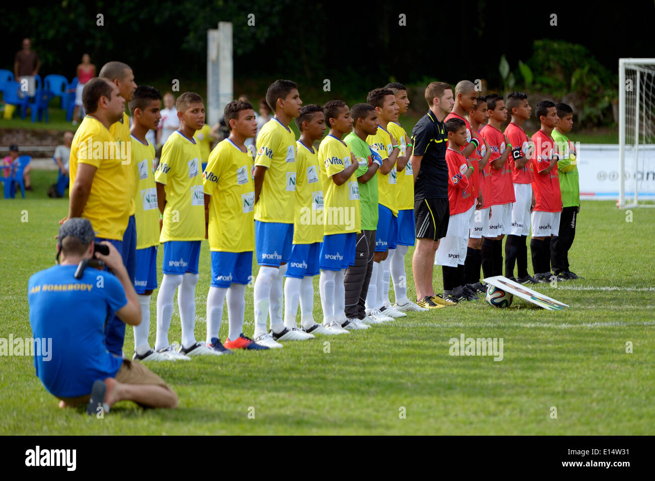 Squadre provenienti da Brasile e Egitto cantando i loro inni nazionali prima della partita, i bambini di strada di Coppa del Mondo 2014, Rio de Janeiro Foto Stock