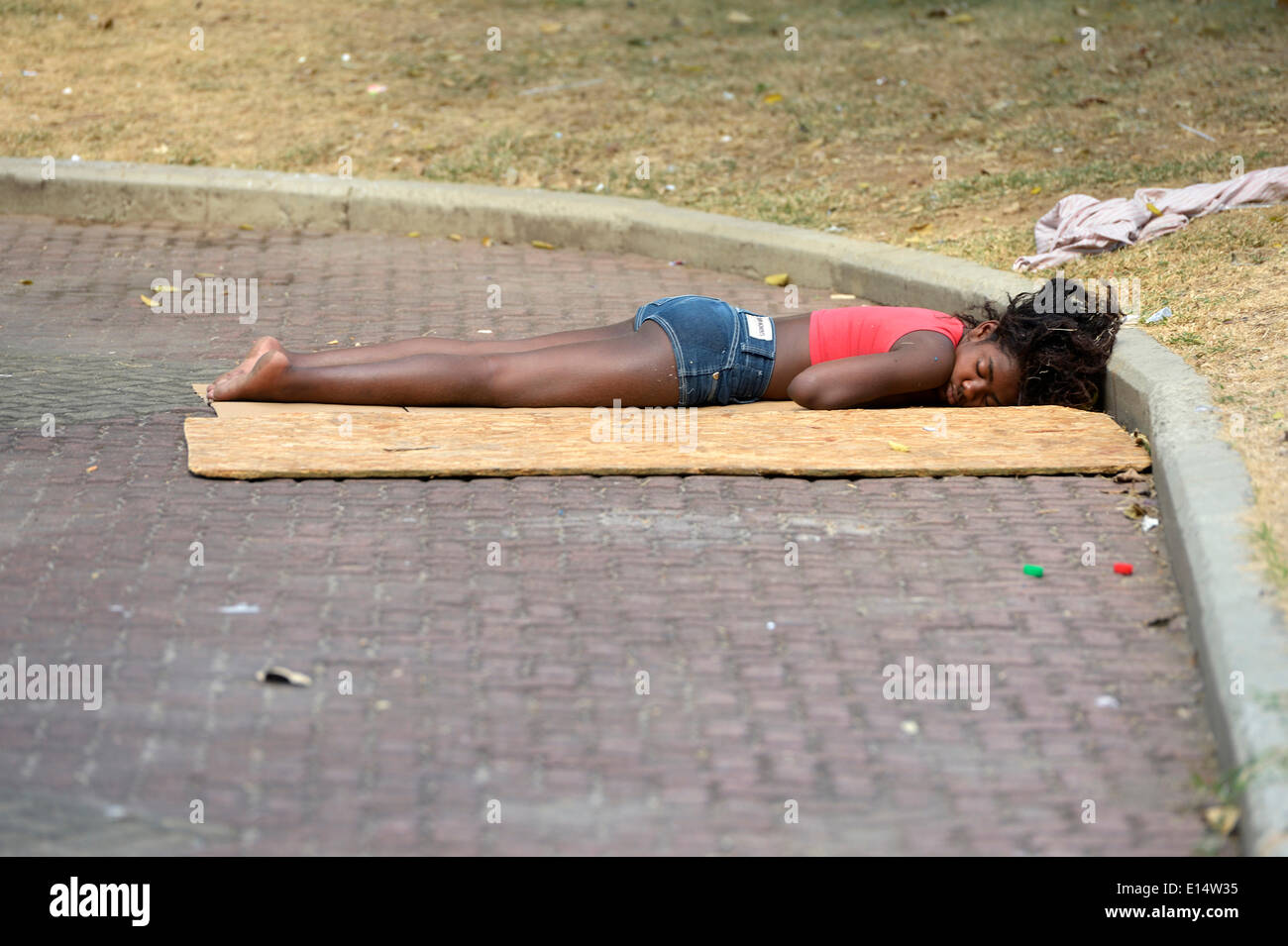 Bambino di strada, ragazza, addormentato in un luogo pubblico, Rio de Janeiro, Stato di Rio de Janeiro, Brasile Foto Stock